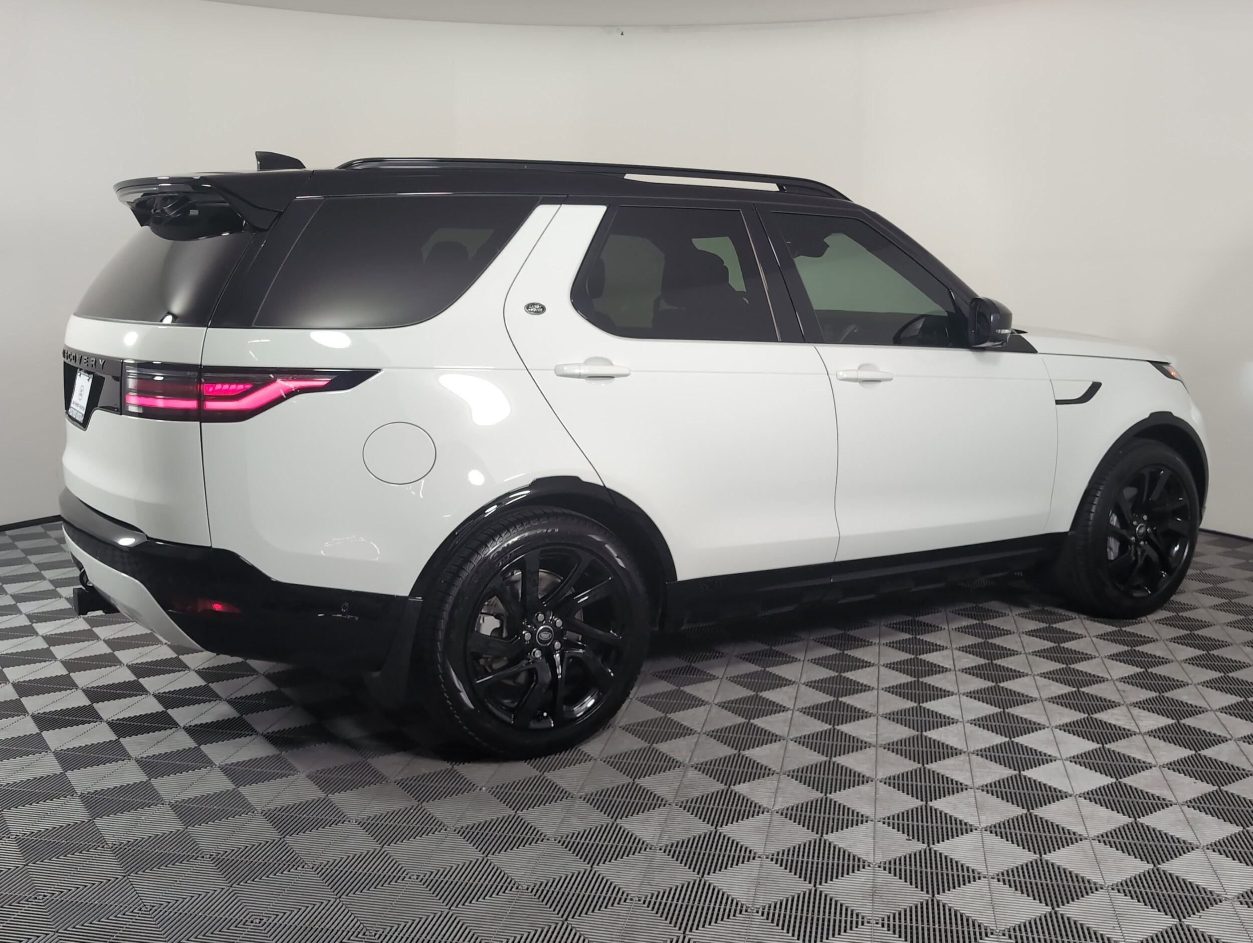 2025 Land Rover Discovery SE photo 2