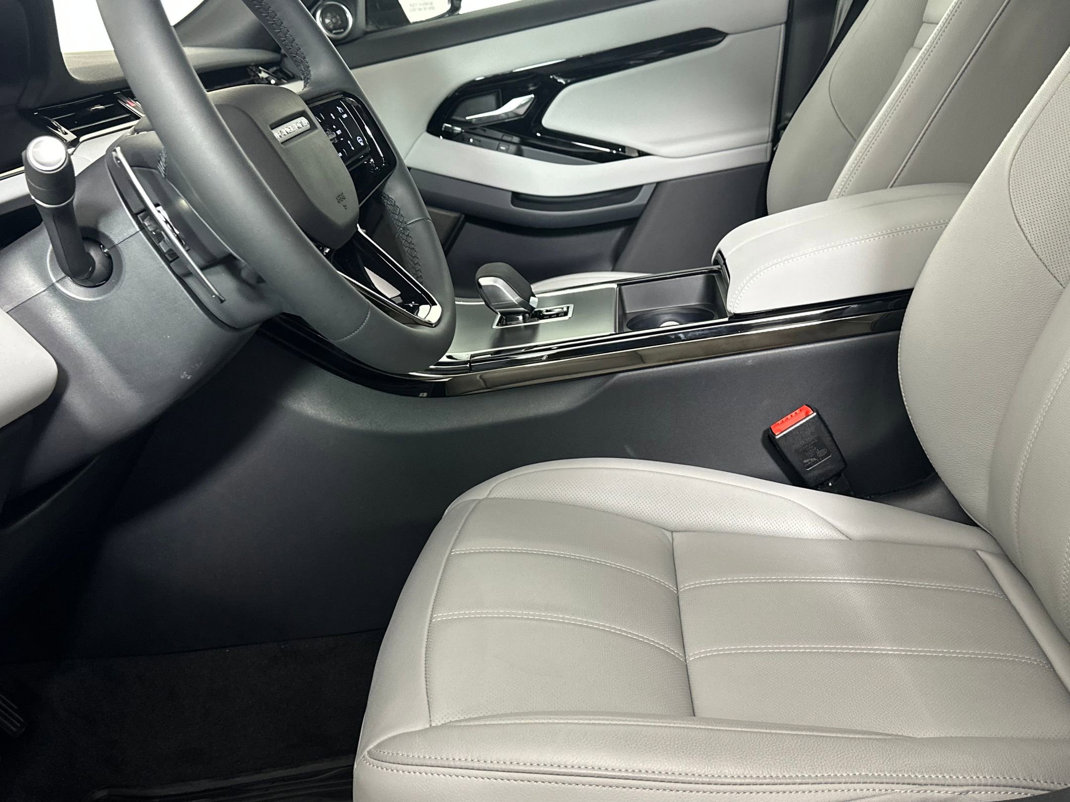 2026 Land Rover Range Rover Evoque S photo 4