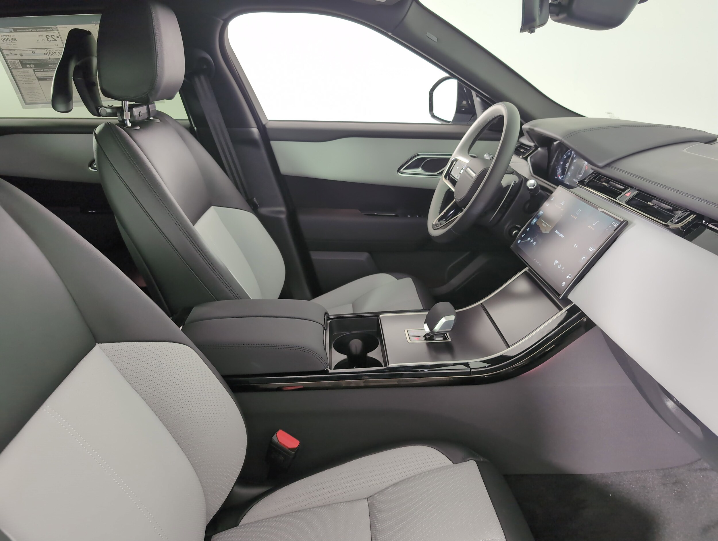 2026 Land Rover Range Rover Velar SE photo 3