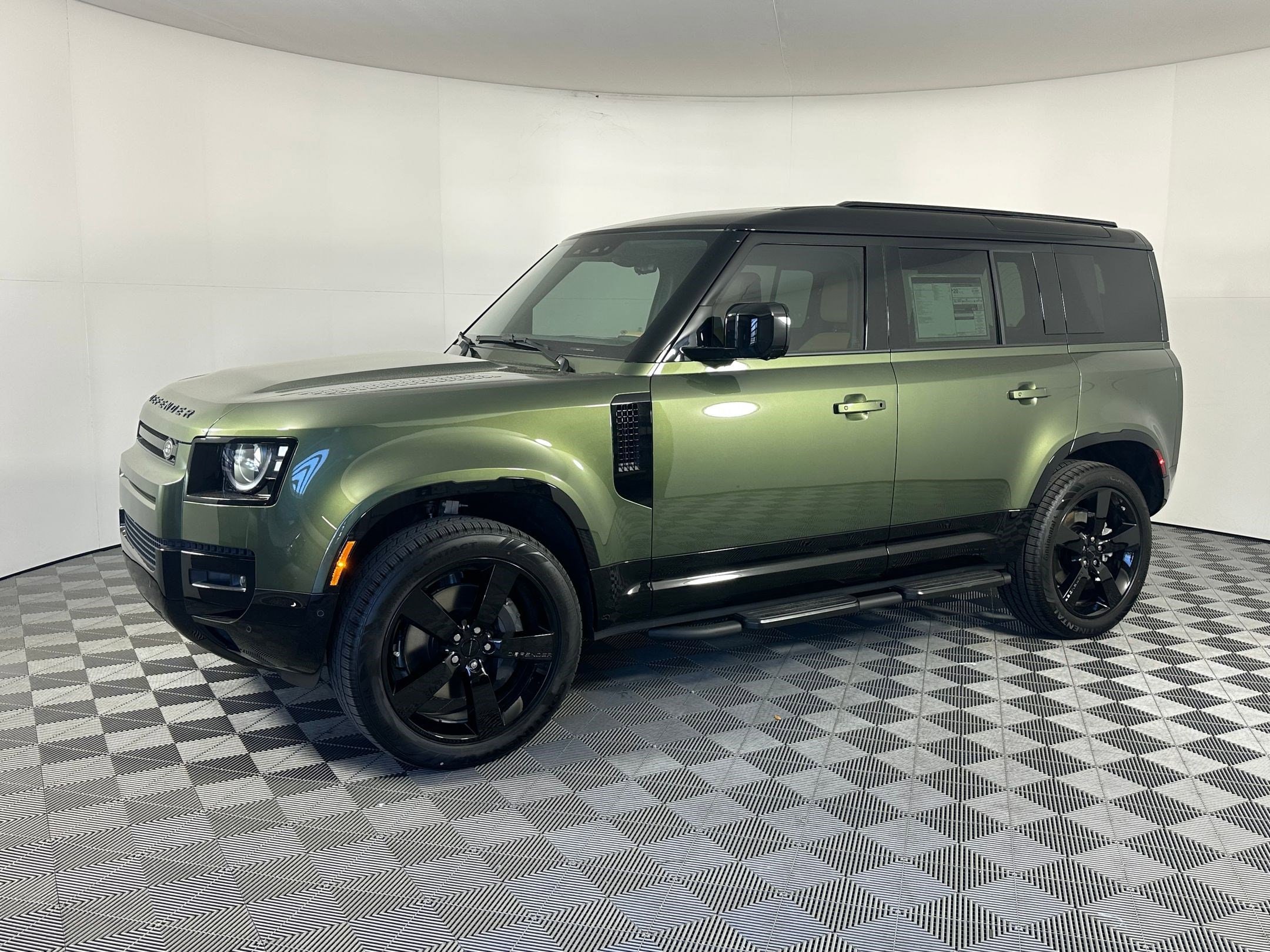 2026 Land Rover Defender X-Dynamic SE's photo