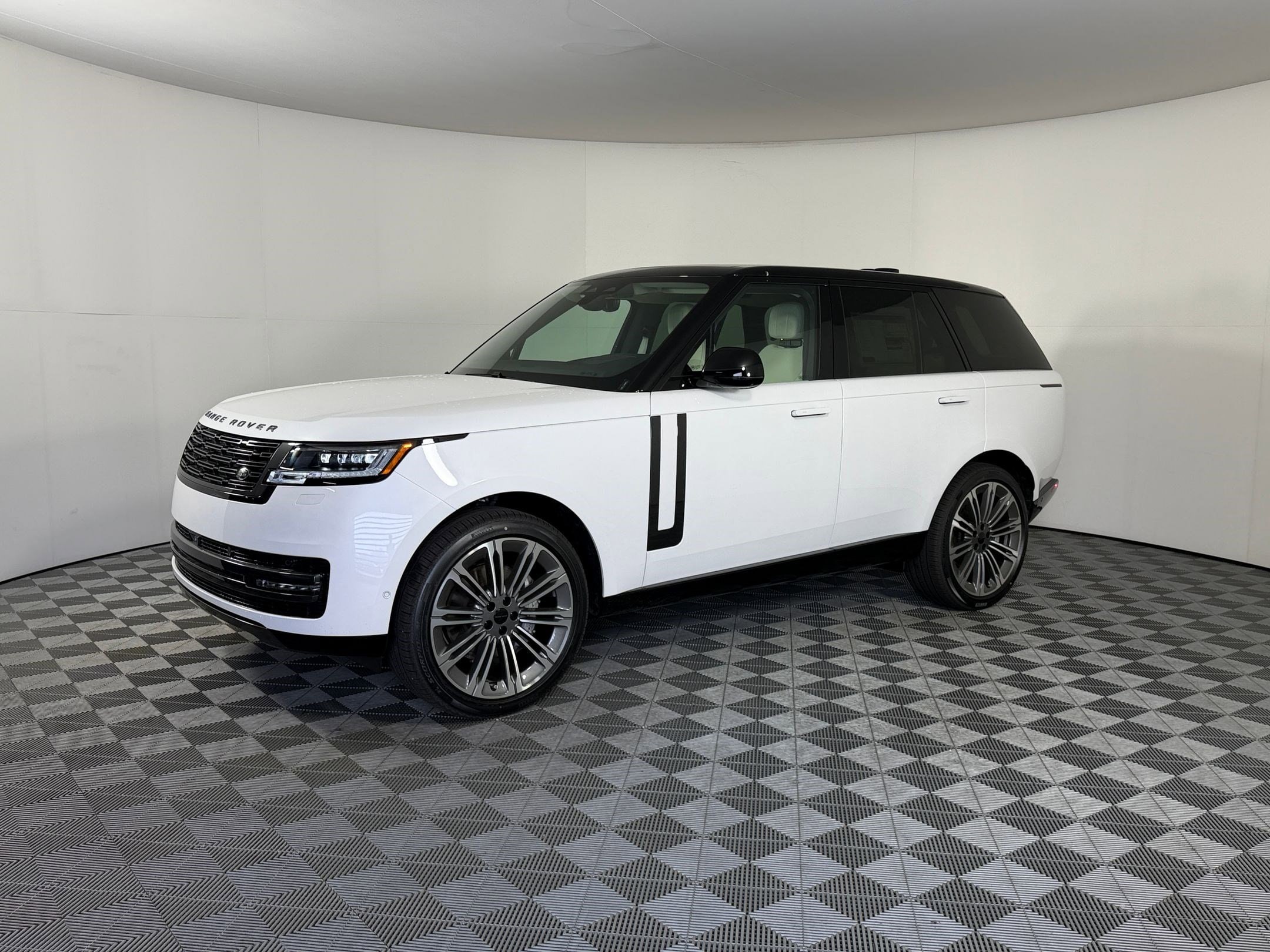 2026 Land Rover Range Rover 3.0 SE SWB's photo