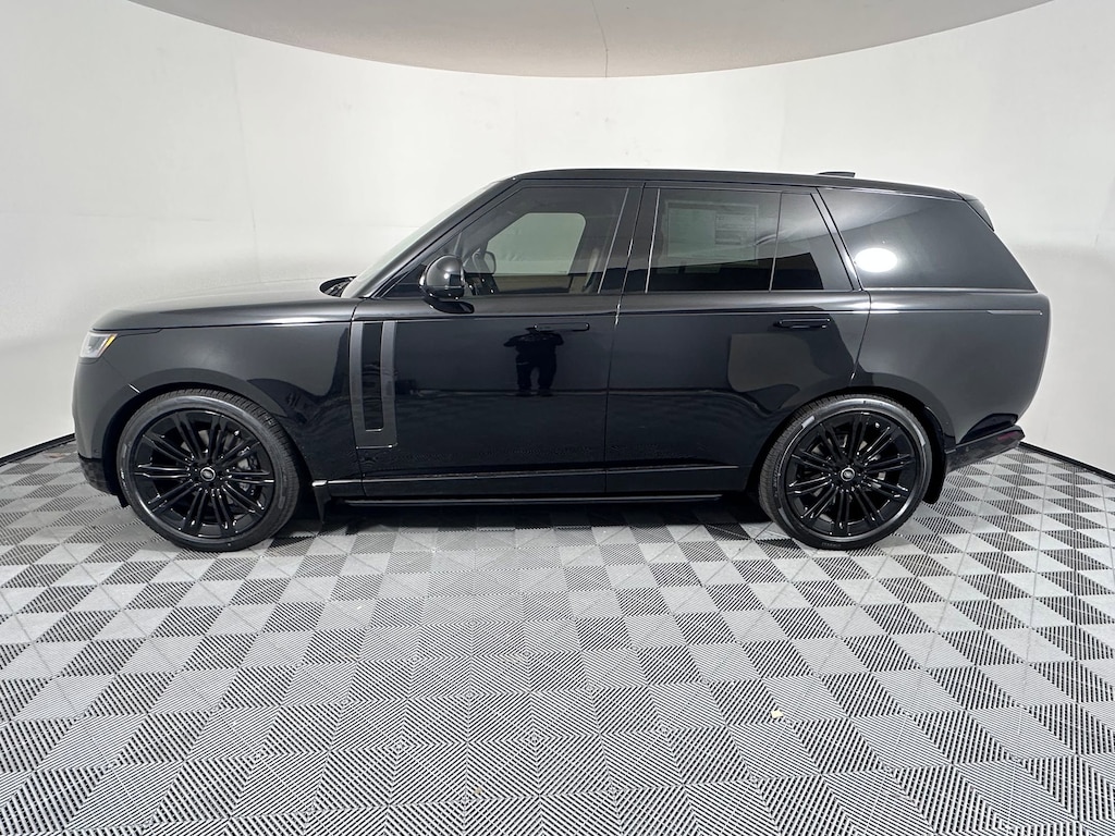 New 2025 Land Rover Range Rover P400 SE SUV