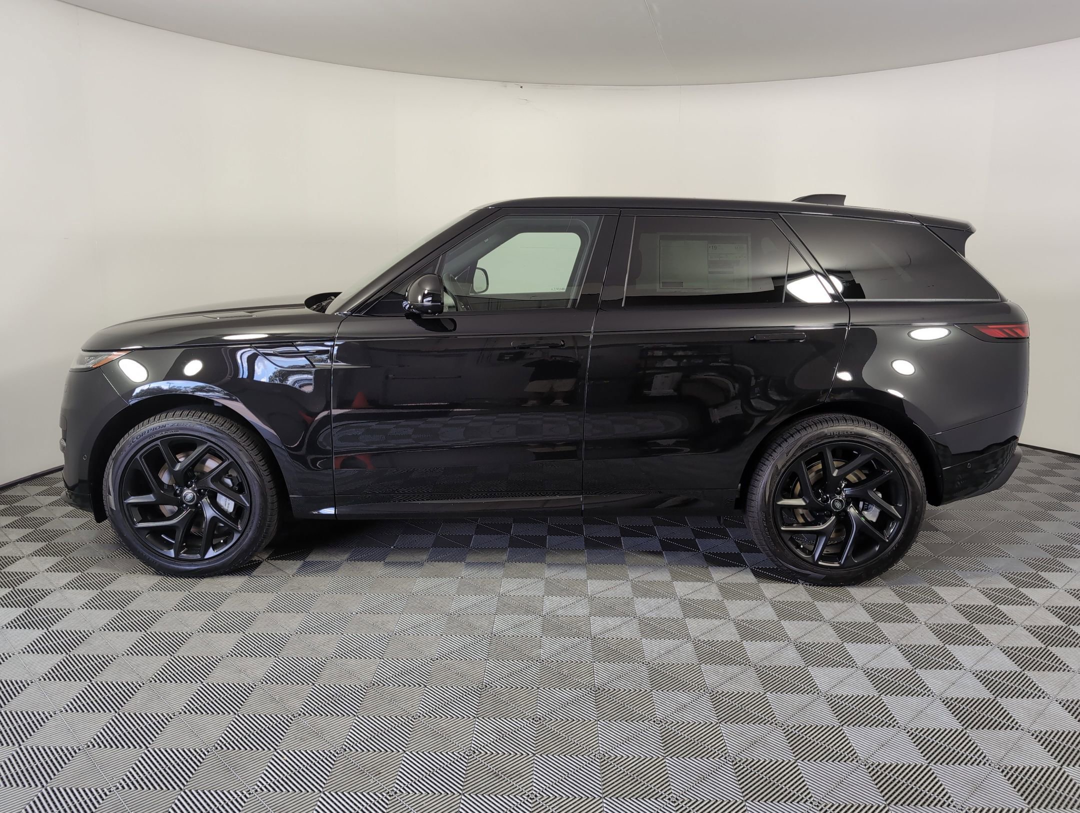 2025 Land Rover Range Rover Sport P530 Dynamic SE photo 2
