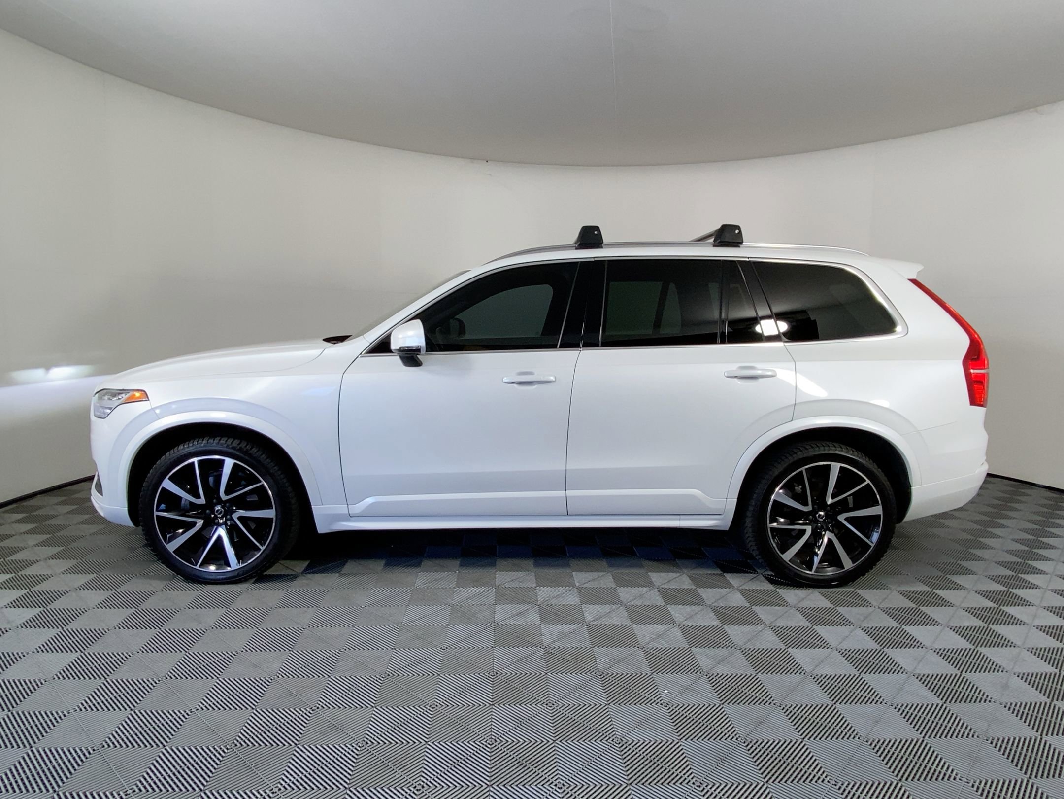2022 Volvo XC90 Momentum photo 2