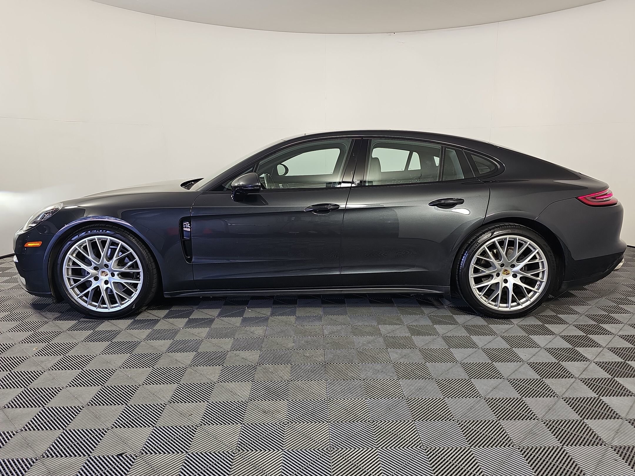 2019 Porsche Panamera Base 4 photo 2