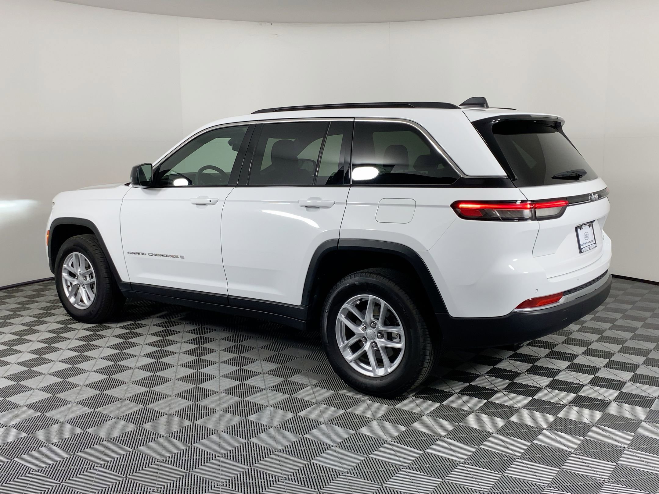 2025 Jeep Grand Cherokee Laredo X photo 3