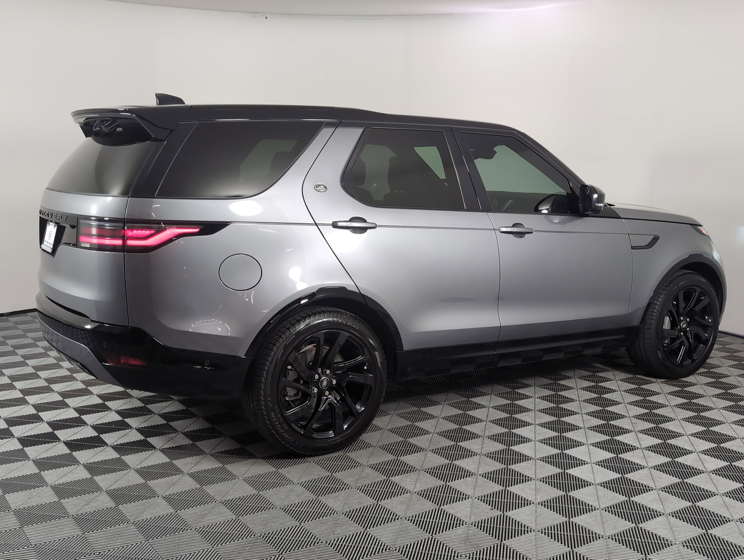 2025 Land Rover Discovery SE photo 2