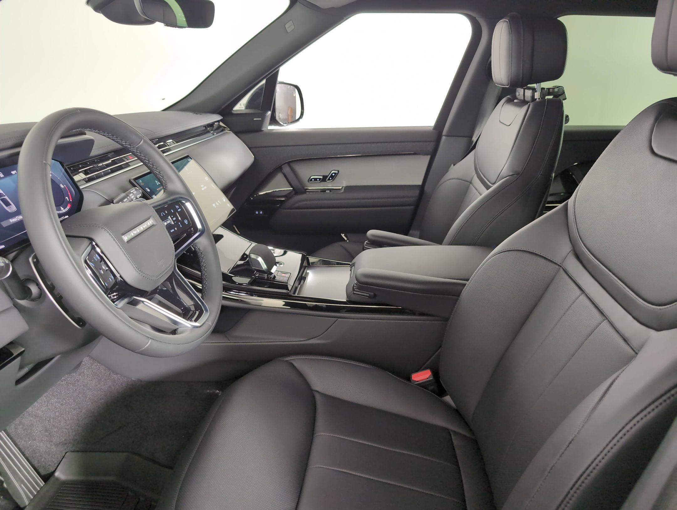 2025 Land Rover Range Rover Sport P360 SE photo 3