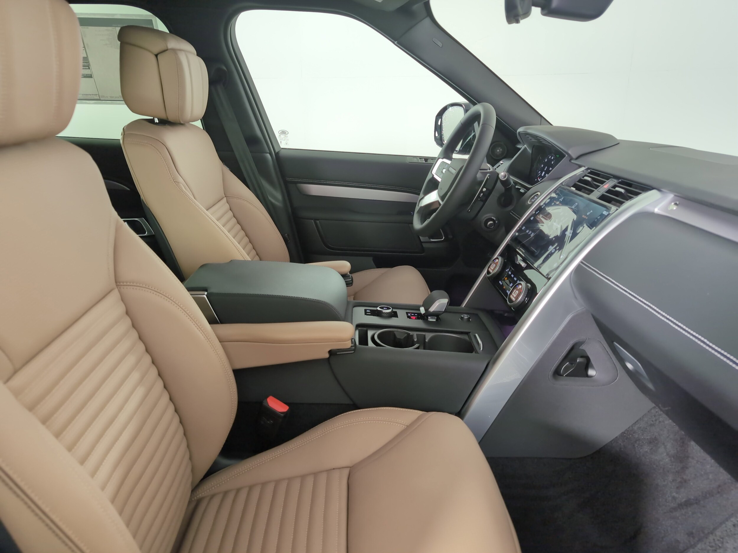 2025 Land Rover Discovery SE photo 3