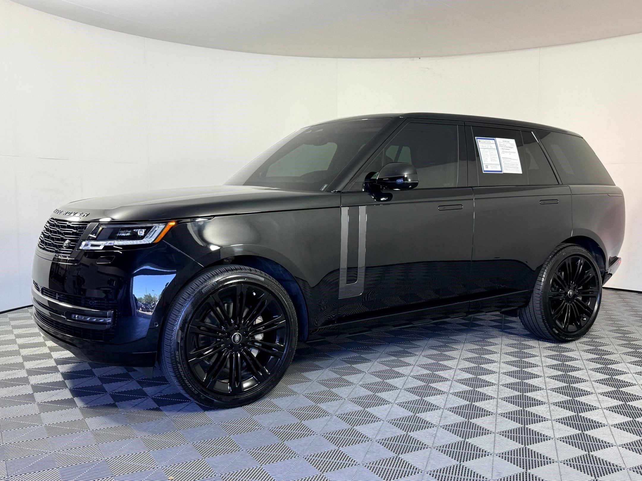 2025 Land Rover Range Rover SE's photo