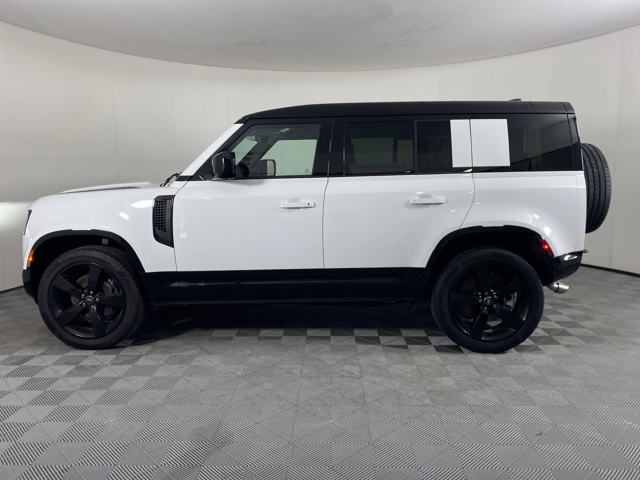 2025 Land Rover Defender 110 X-Dynamic SE photo 2