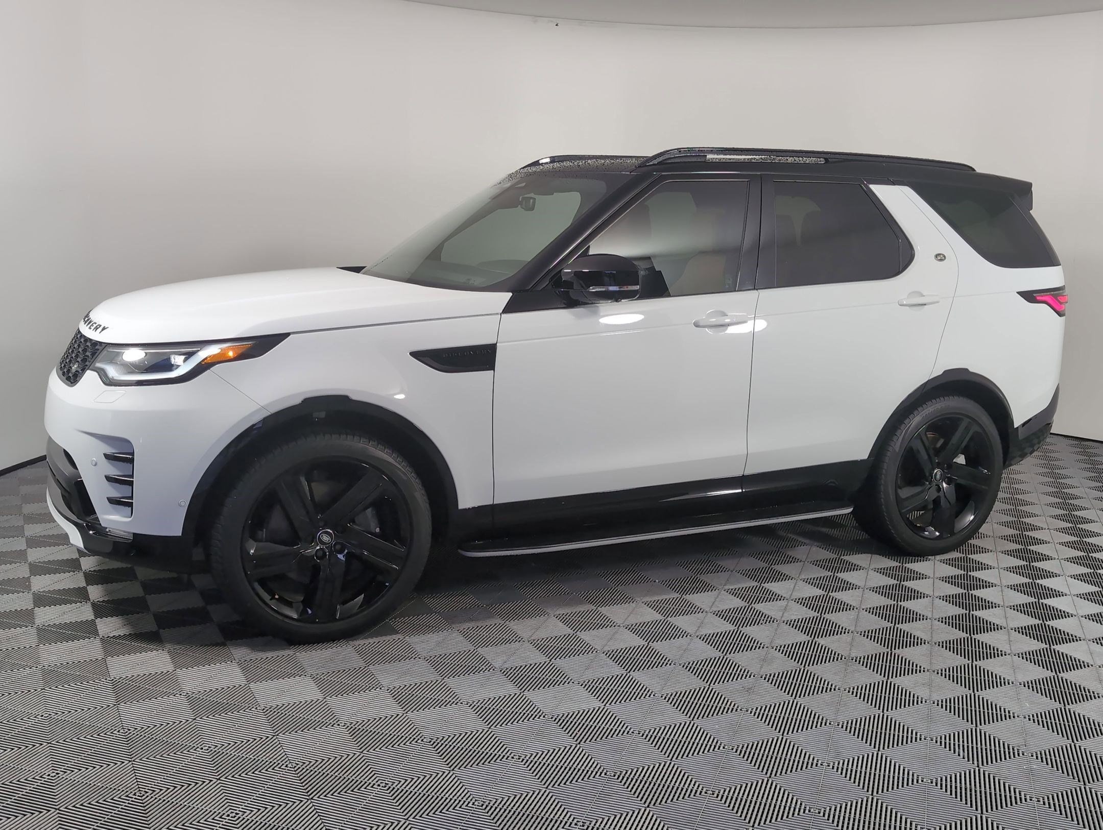 2025 Land Rover Discovery Dynamic SE's photo