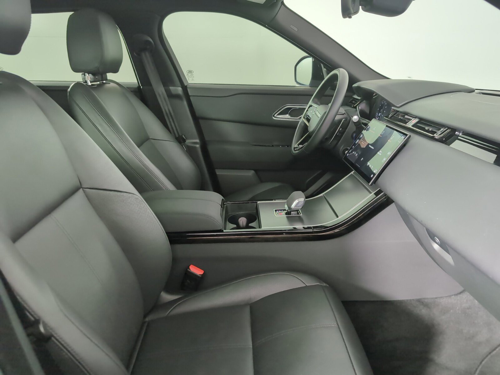 2025 Land Rover Range Rover Velar SE photo 3