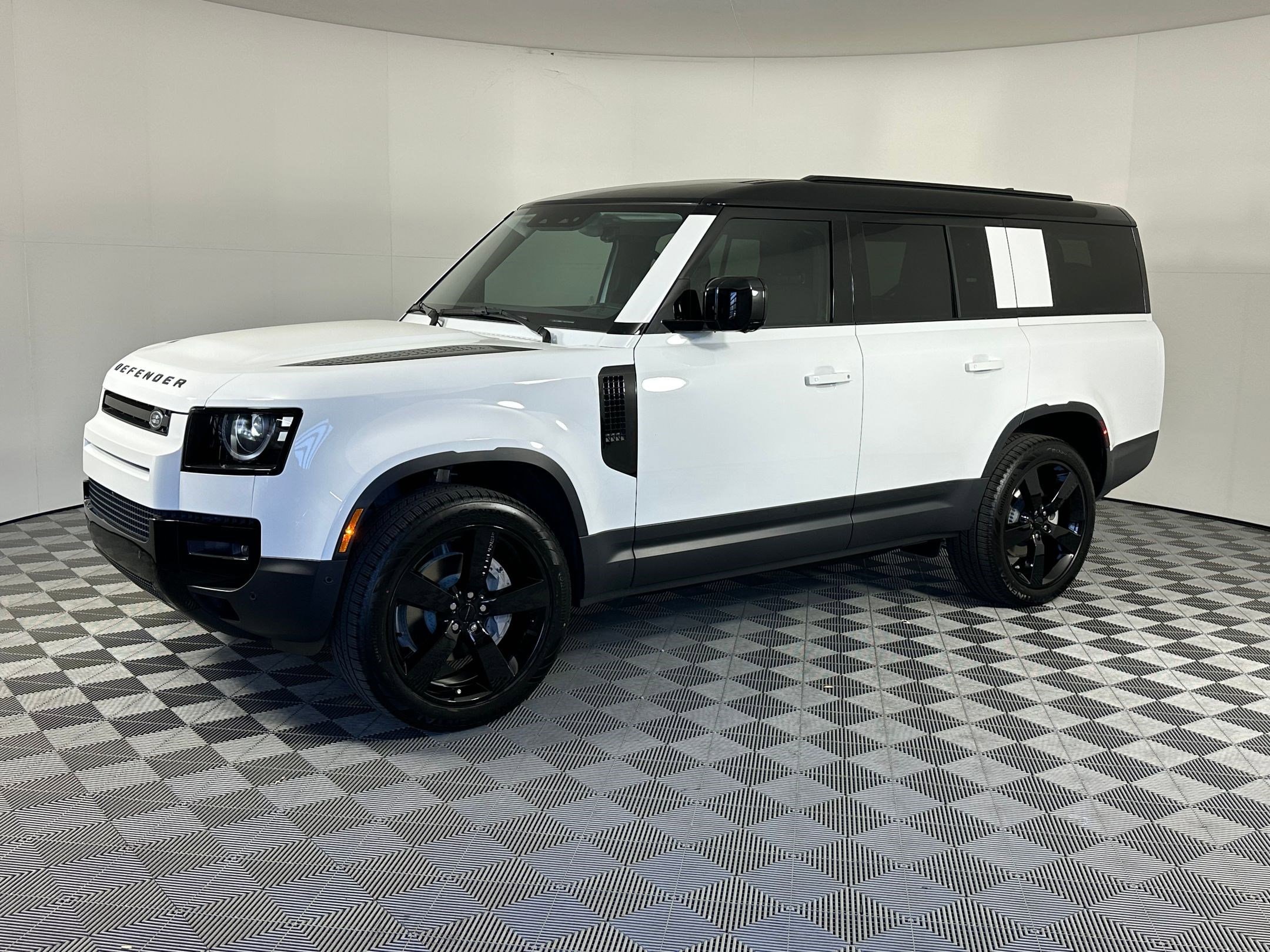 2026 Land Rover Defender S's photo