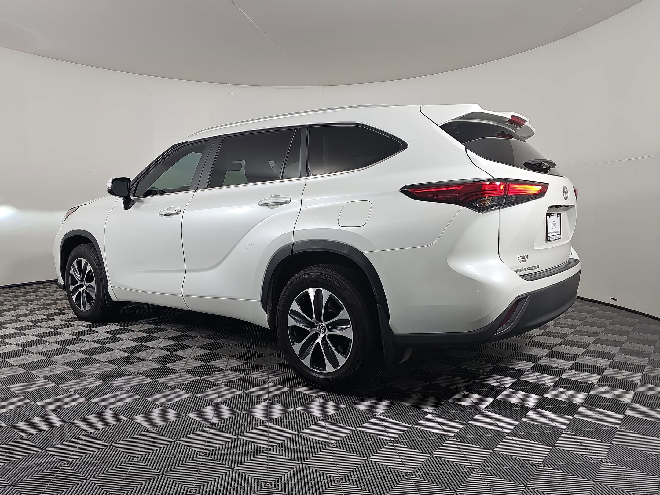 2023 Toyota Highlander XLE photo 3