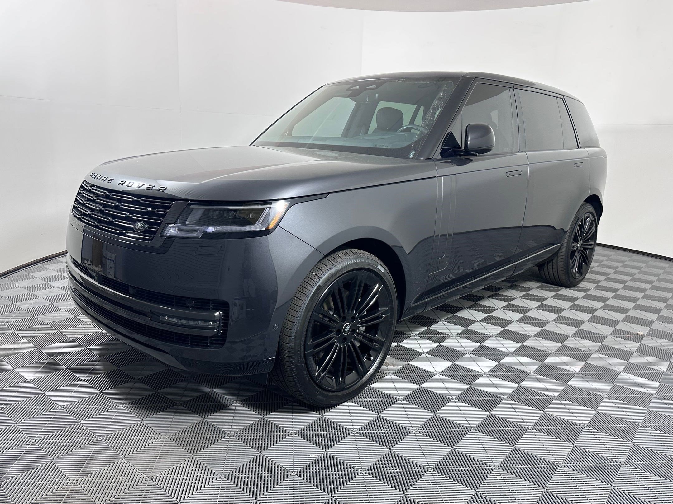 2025 Land Rover Range Rover SE's photo