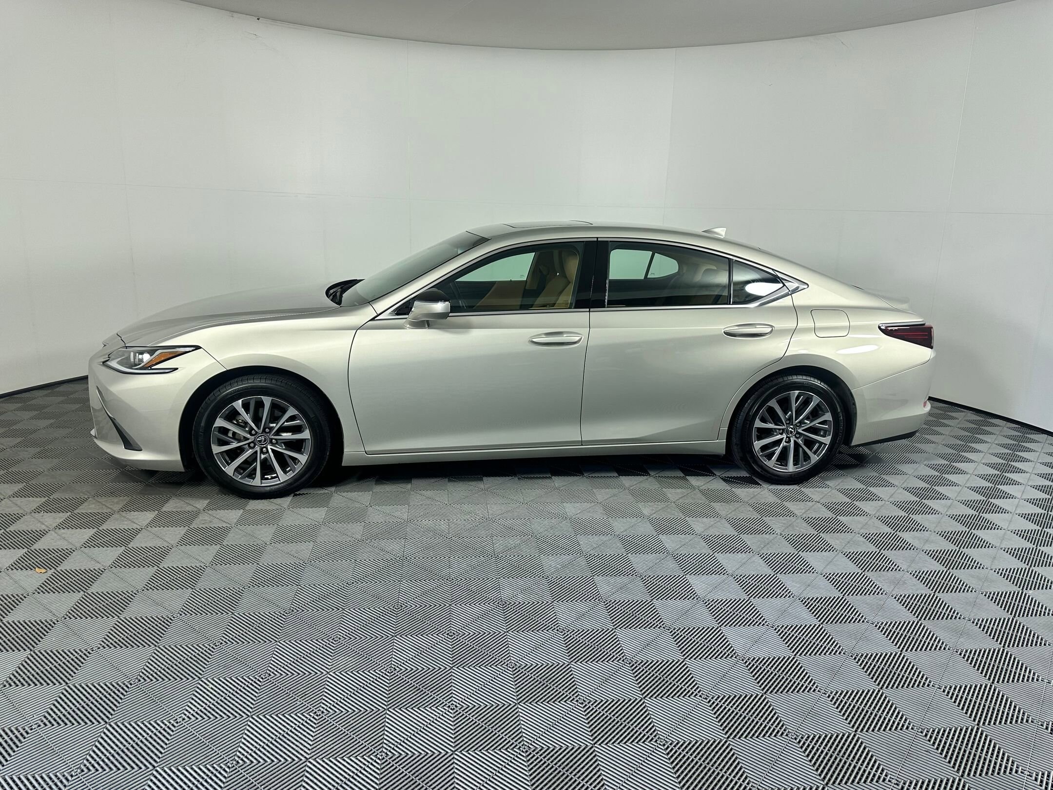 2022 Lexus ES 350 photo 2
