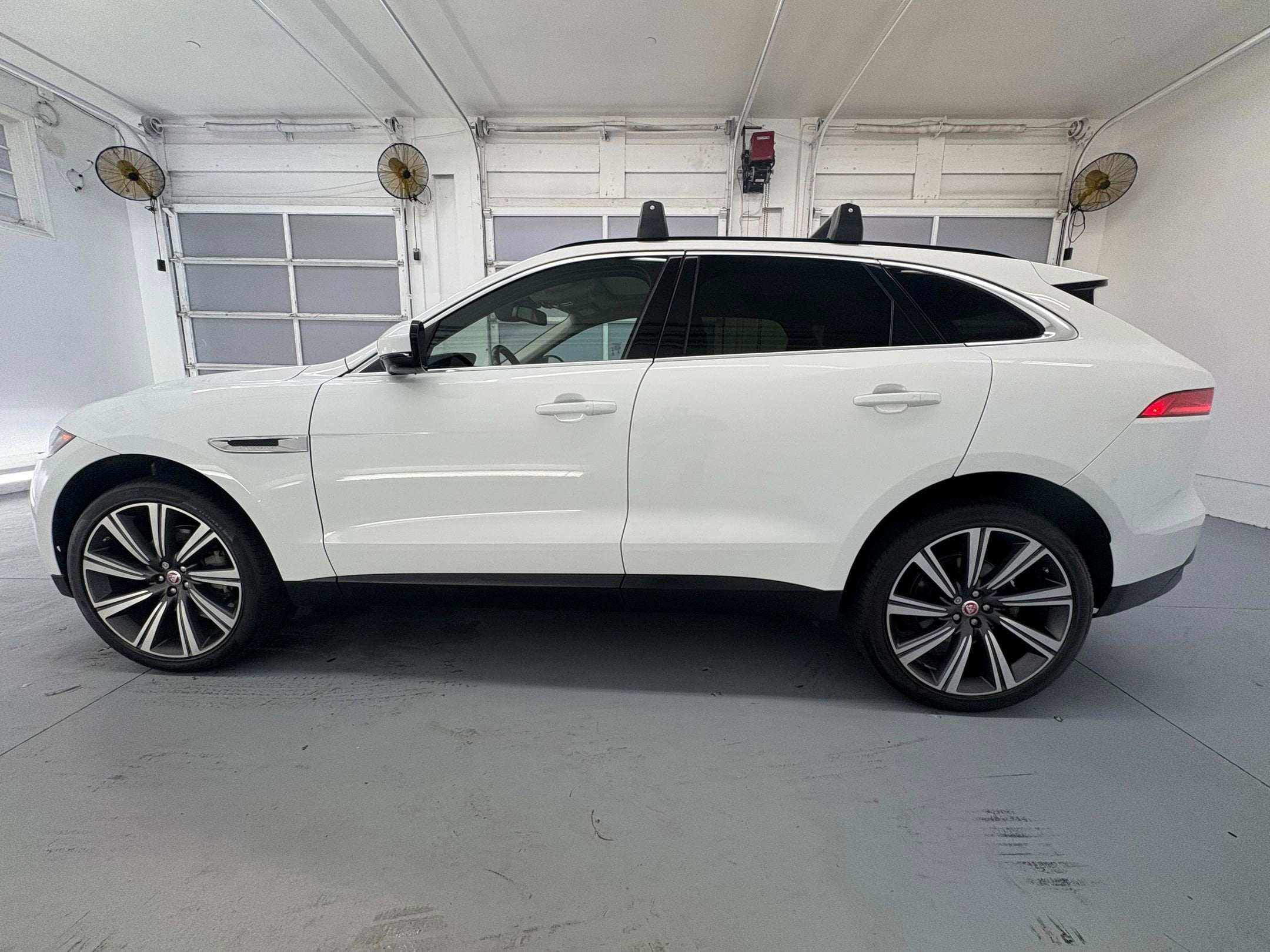 2017 Jaguar F-PACE Prestige photo 2