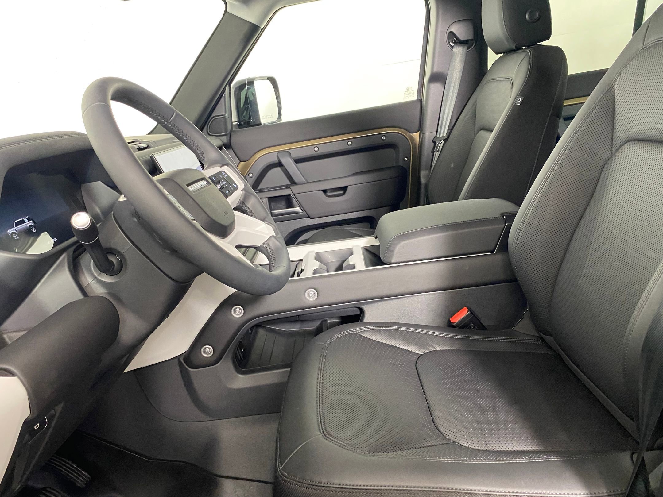 2025 Land Rover Defender 110 S photo 4