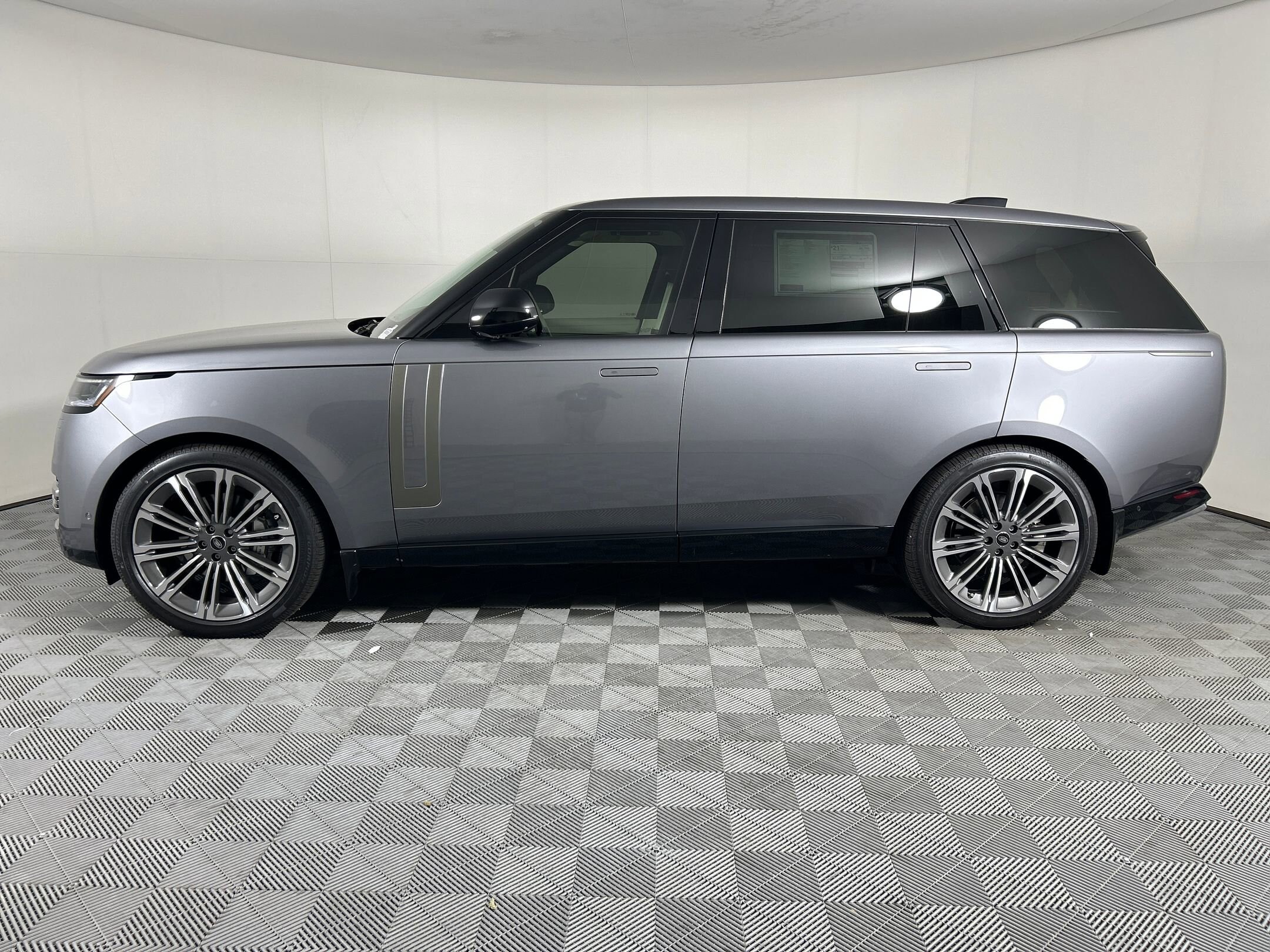 2025 Land Rover Range Rover SE photo 2