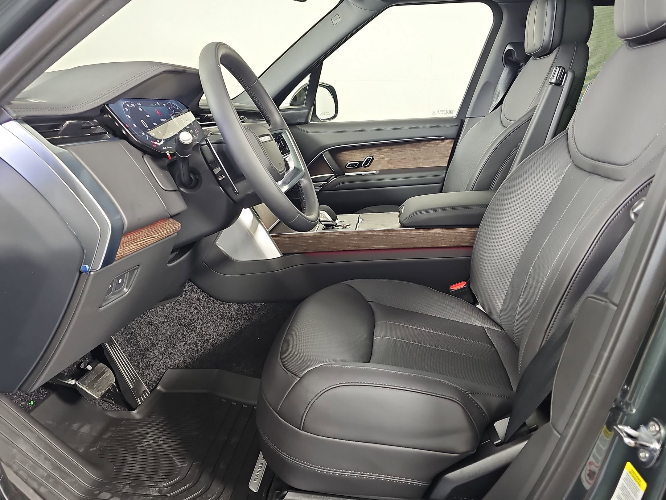 2025 Land Rover Range Rover SE photo 4