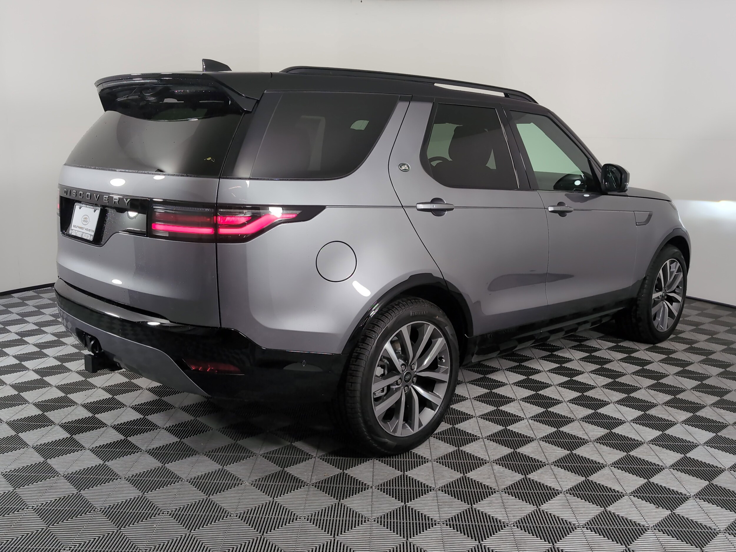 2025 Land Rover Discovery SE photo 2