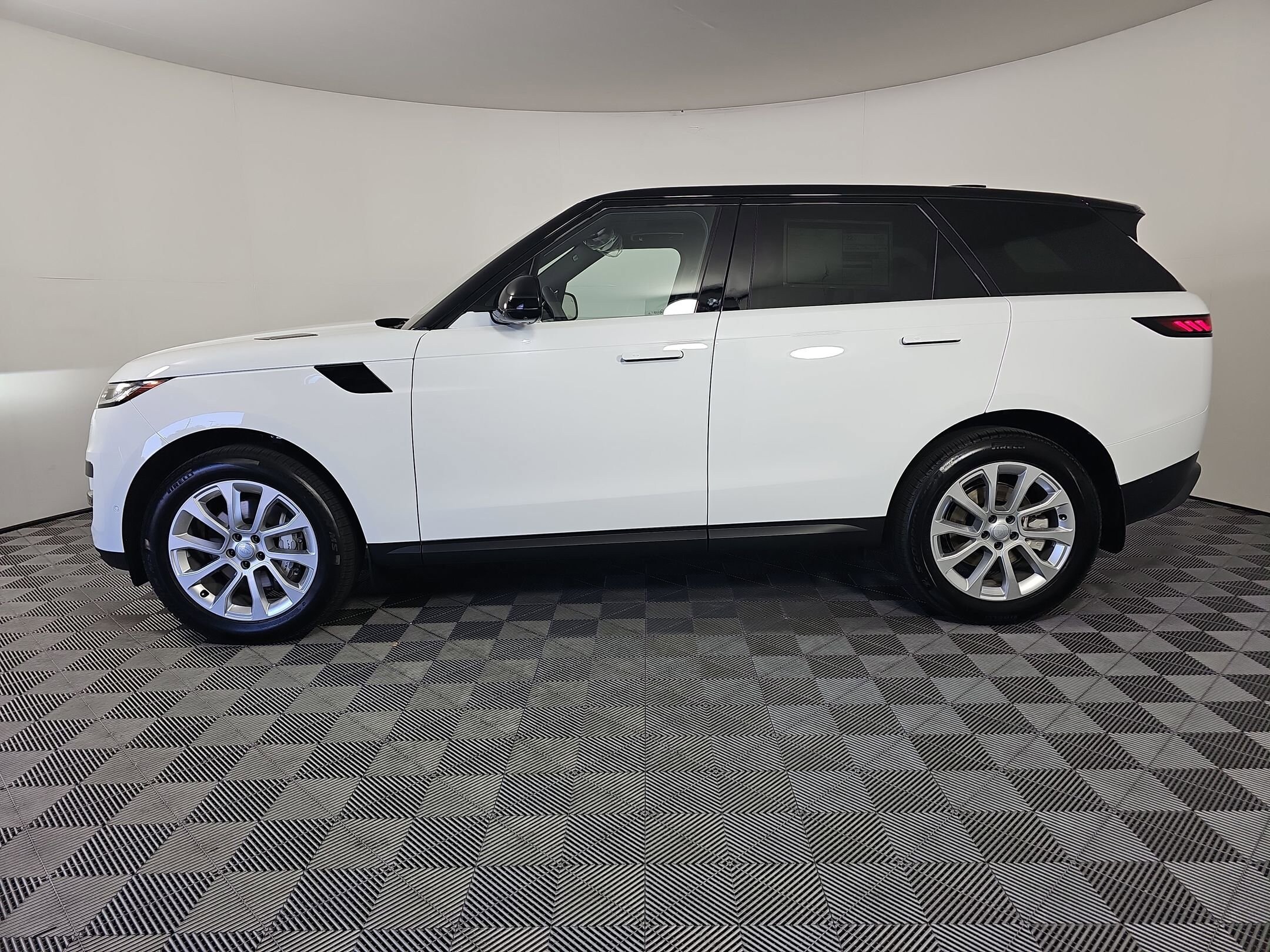 2025 Land Rover Range Rover Sport P360 SE photo 2