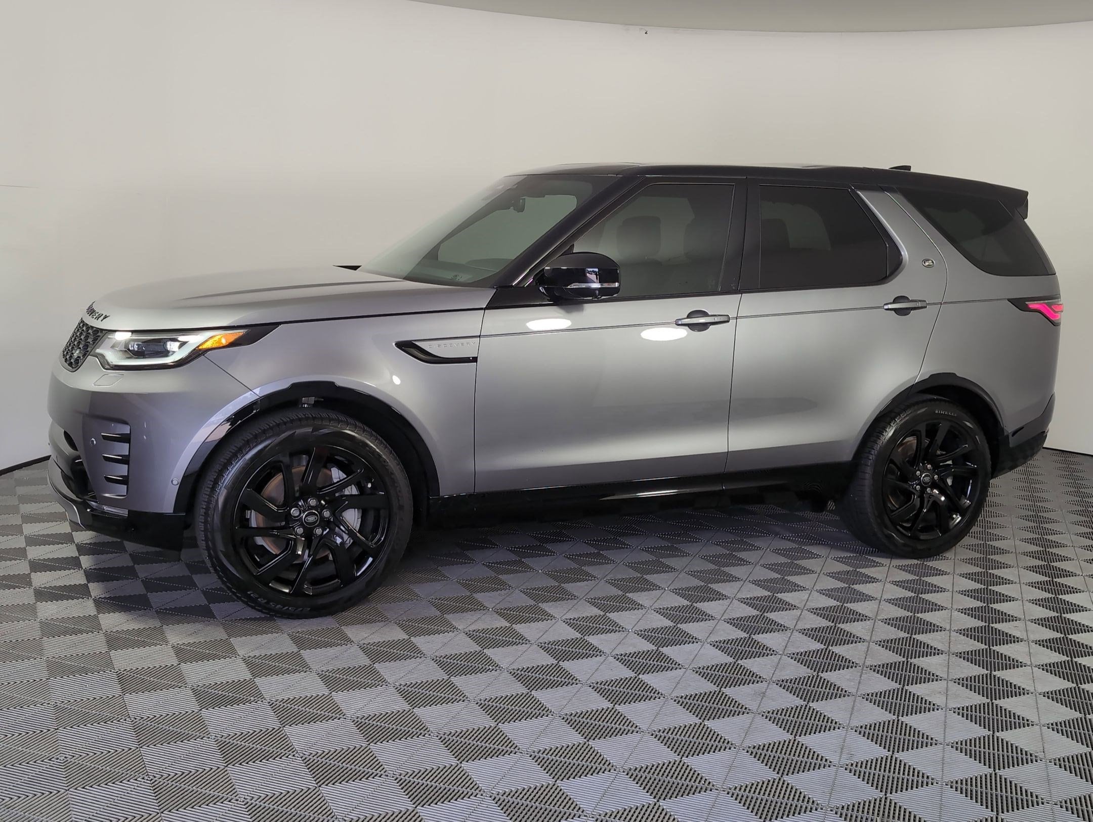 2025 Land Rover Discovery Dynamic SE's photo