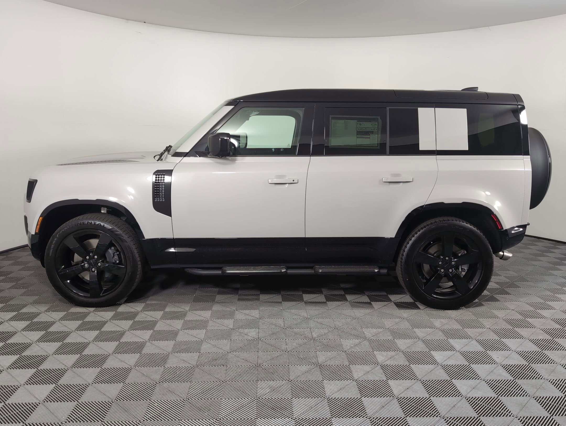 2026 Land Rover Defender 110 X-Dynamic SE photo 2