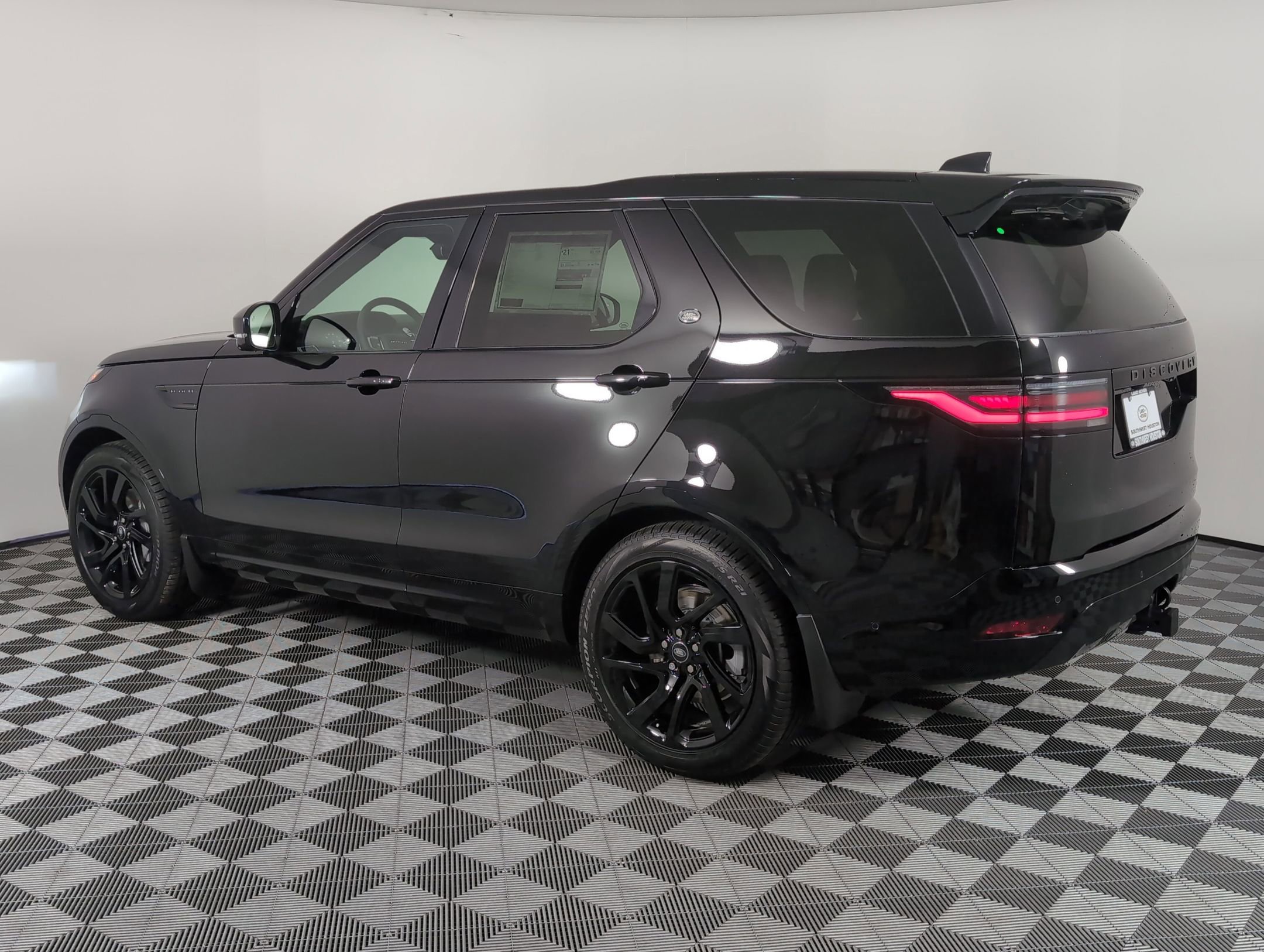 2025 Land Rover Discovery P300 Dynamic SE photo 2