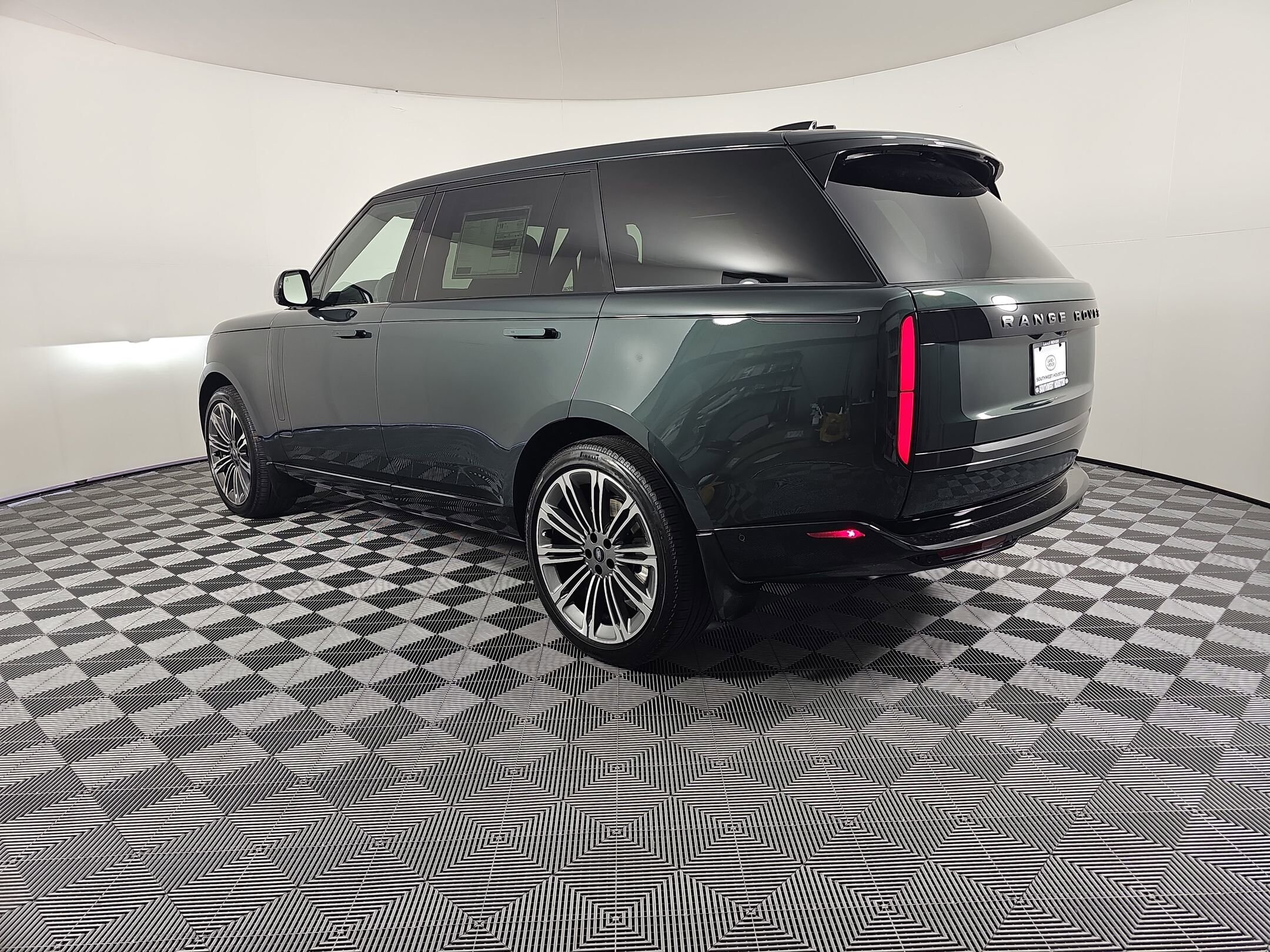 2025 Land Rover Range Rover SE photo 2