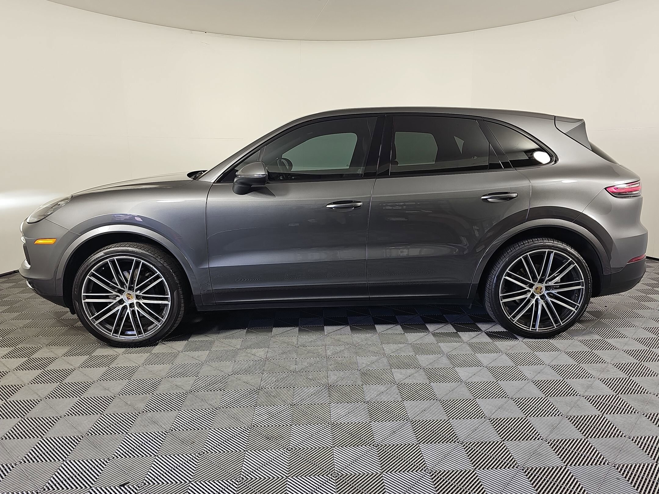 2020 Porsche Cayenne photo 2