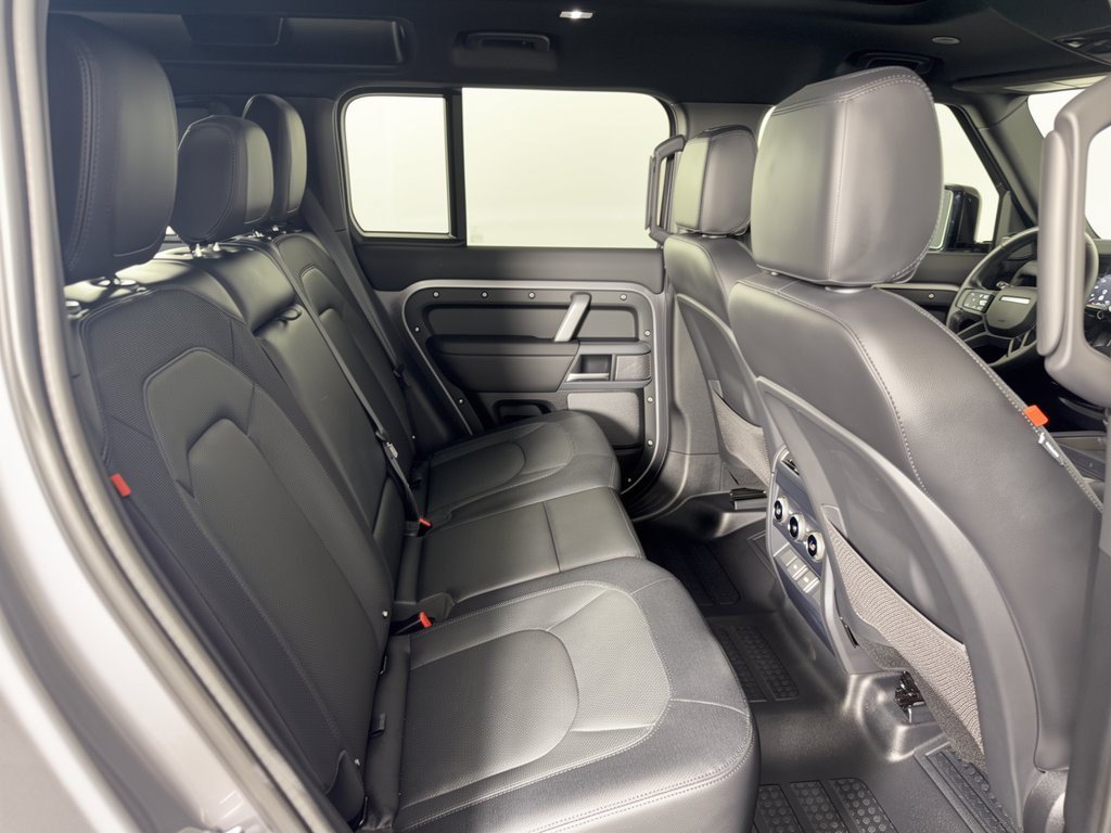 2024 Land Rover Defender X-Dynamic SE - Photo 32