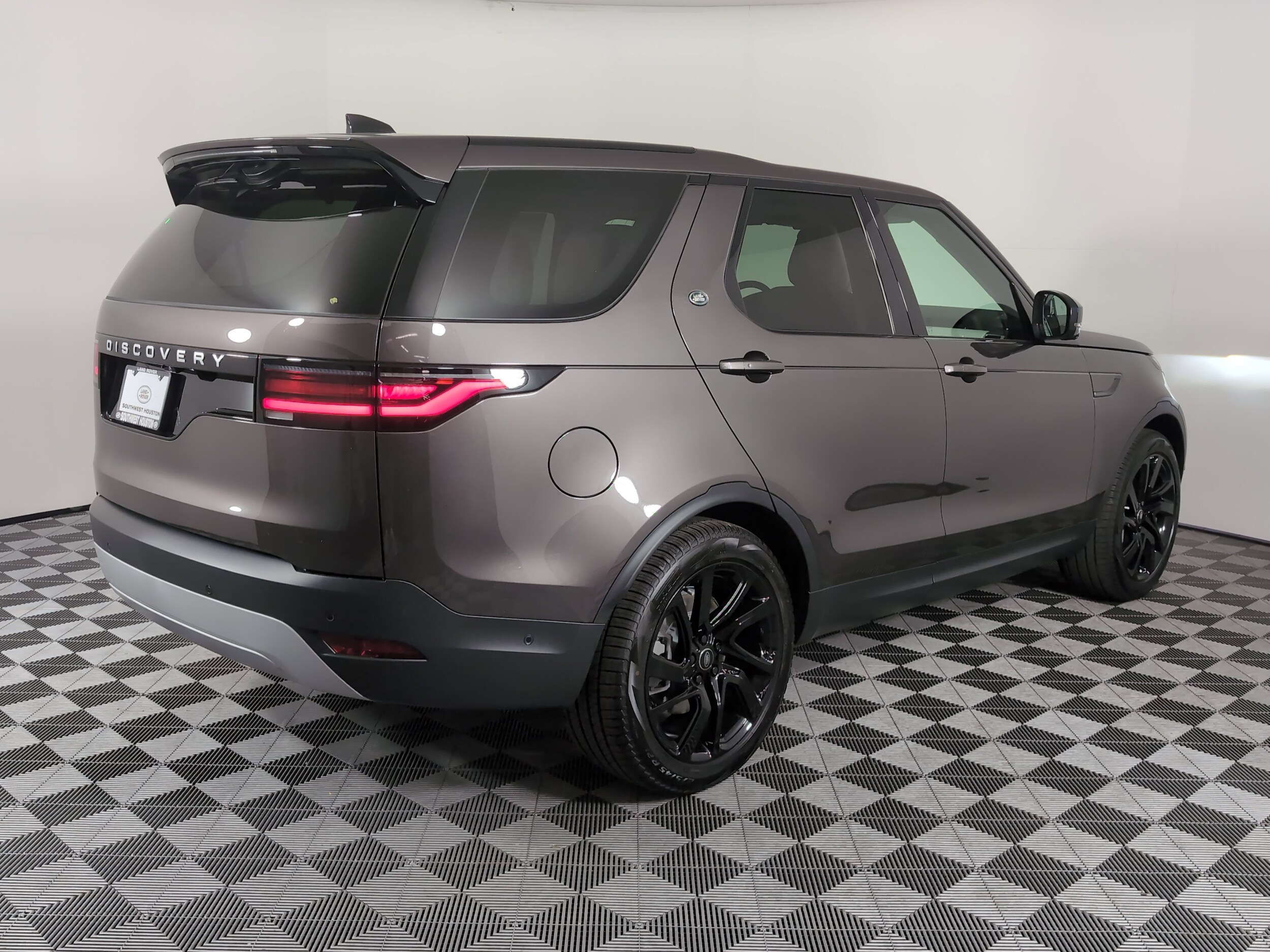 2025 Land Rover Discovery S photo 2