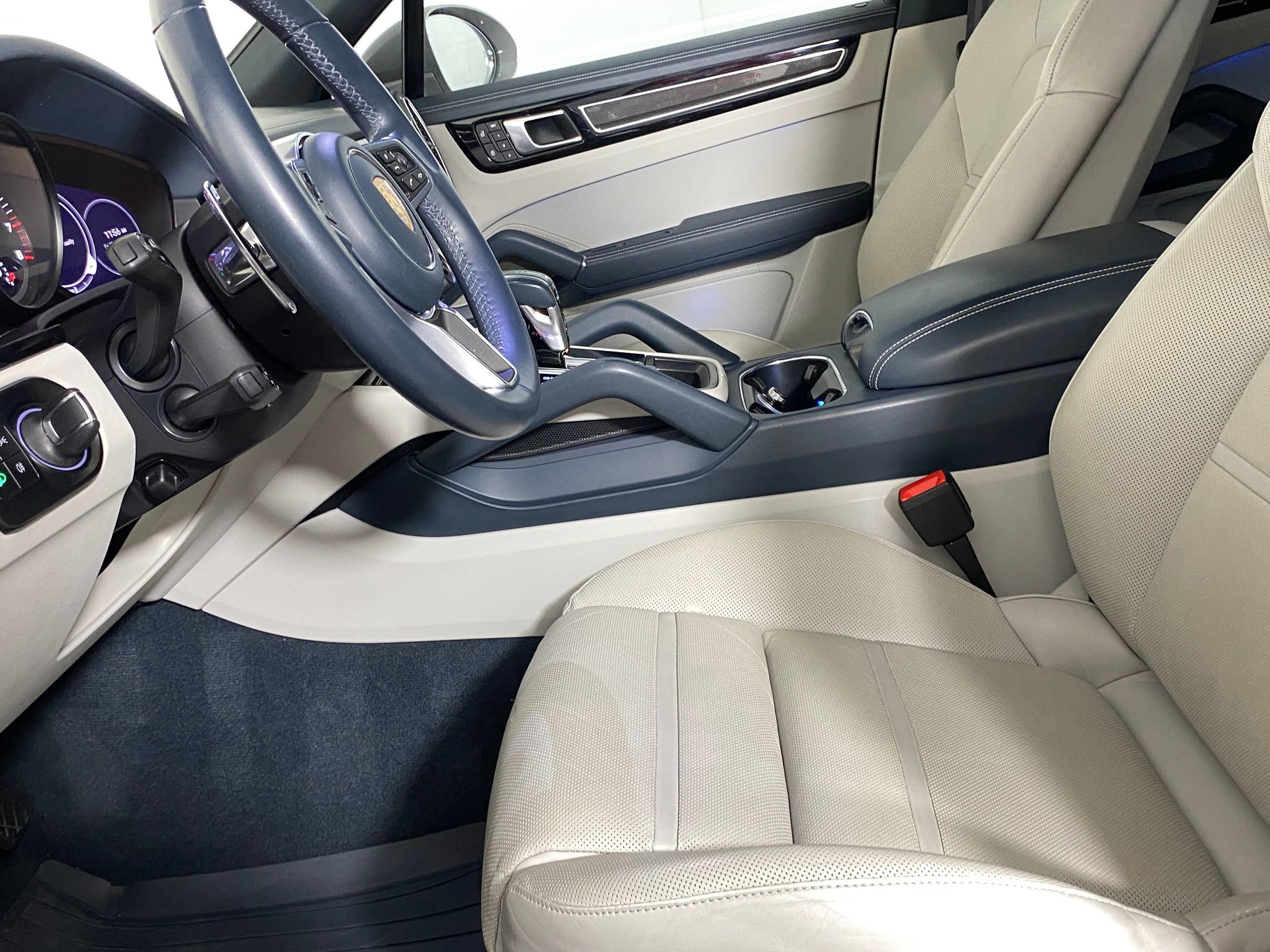 2023 Porsche Cayenne Platinum Edition photo 4