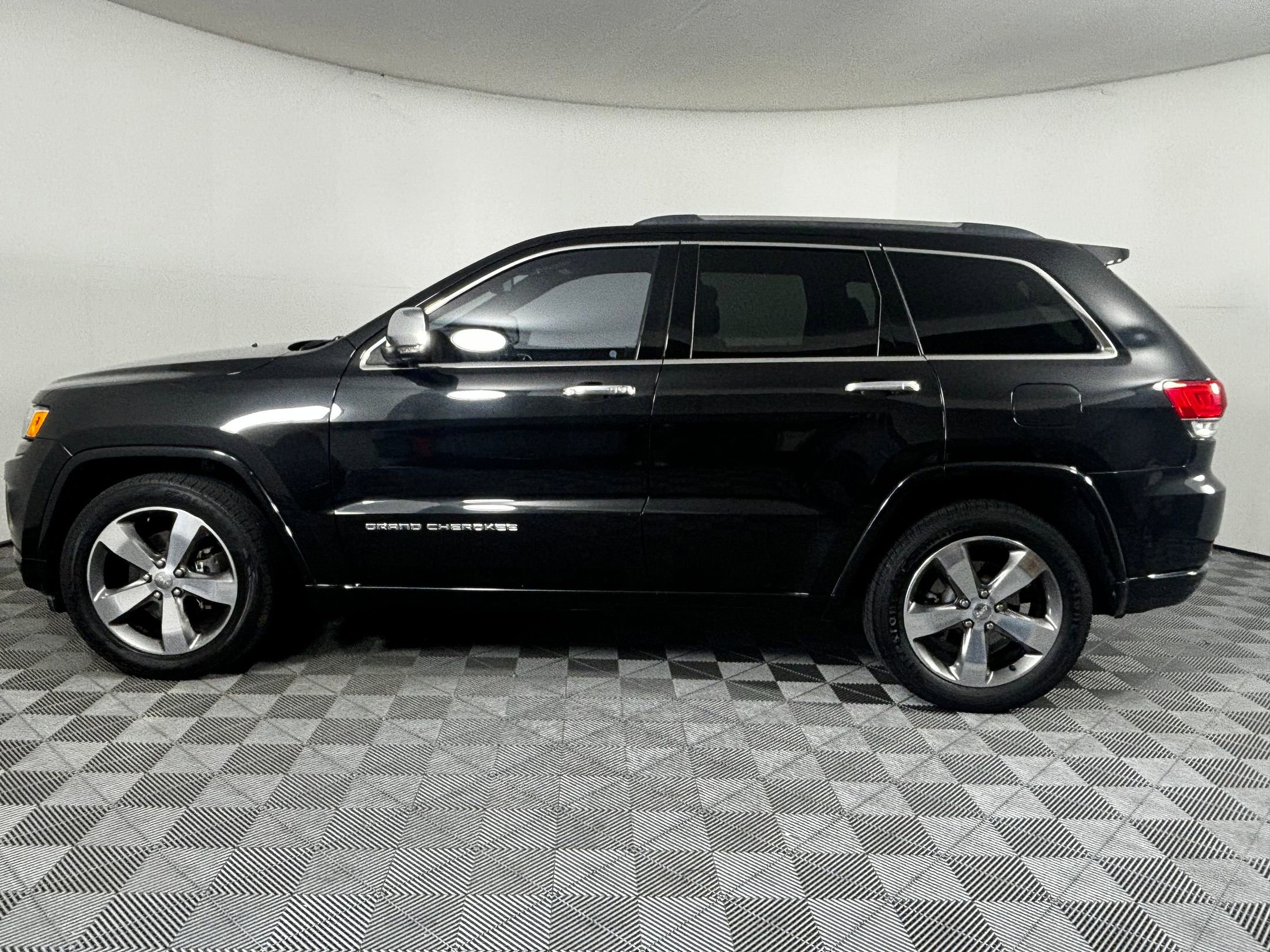 2016 Jeep Grand Cherokee Overland photo 2