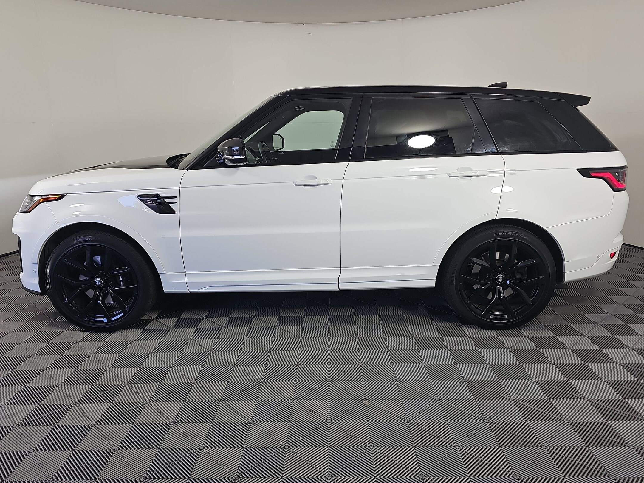 2020 Land Rover Range Rover Sport SVR photo 2