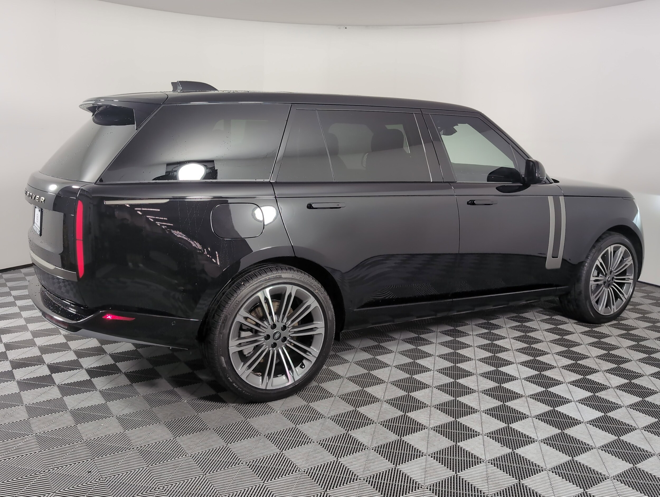 2025 Land Rover Range Rover SE photo 2