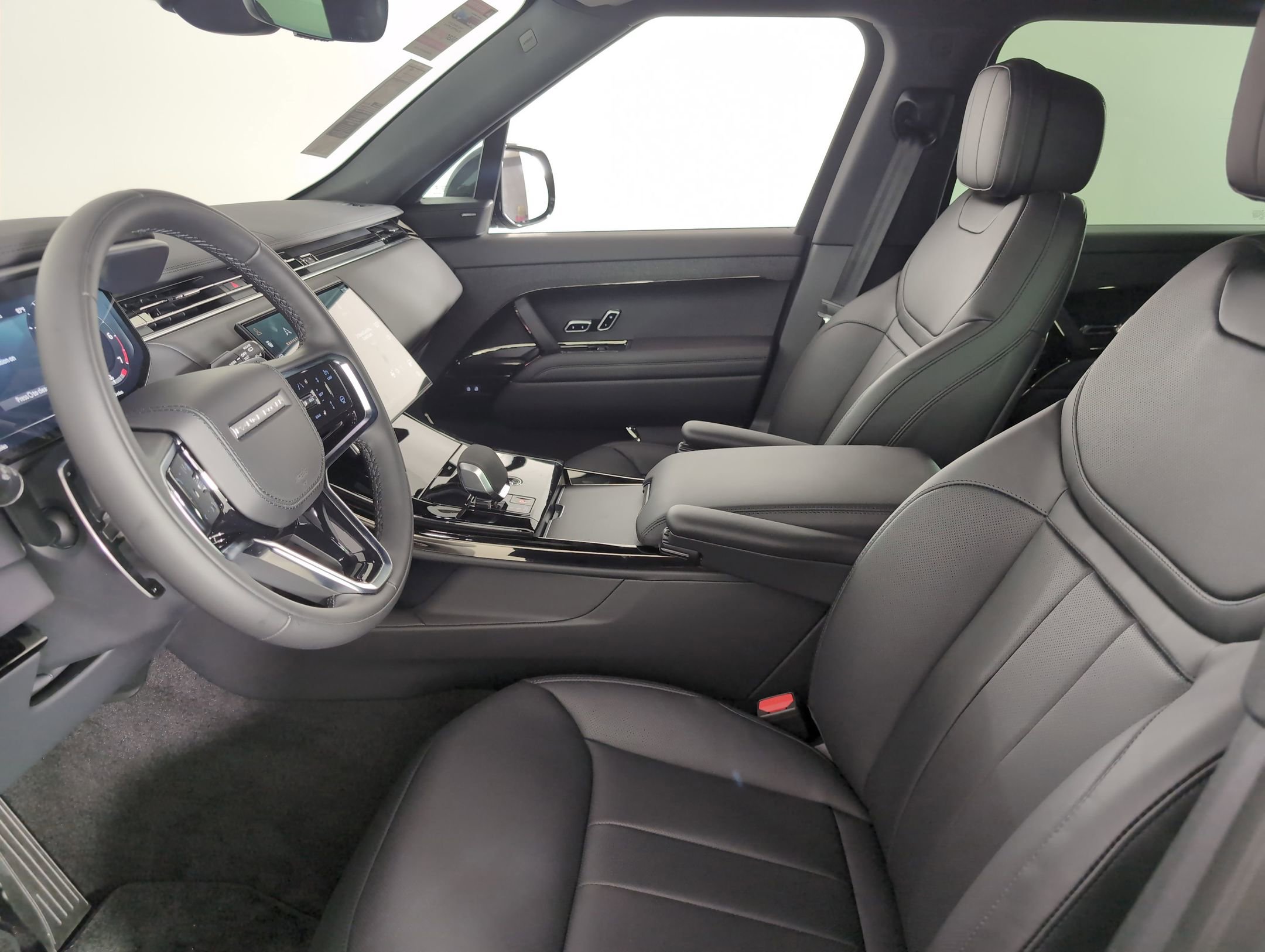 2025 Land Rover Range Rover Sport P360 SE photo 3