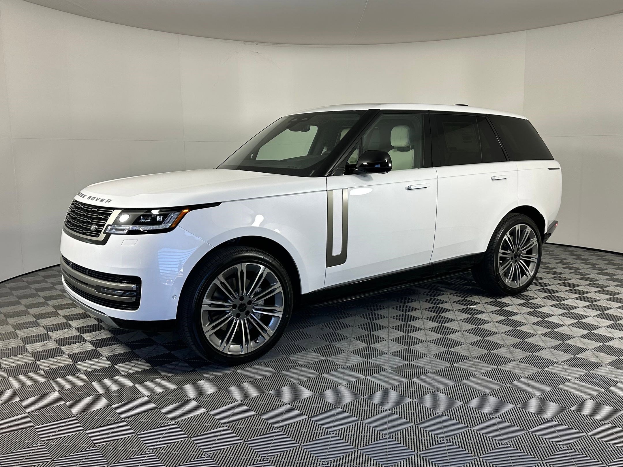 2026 Land Rover Range Rover SE's photo