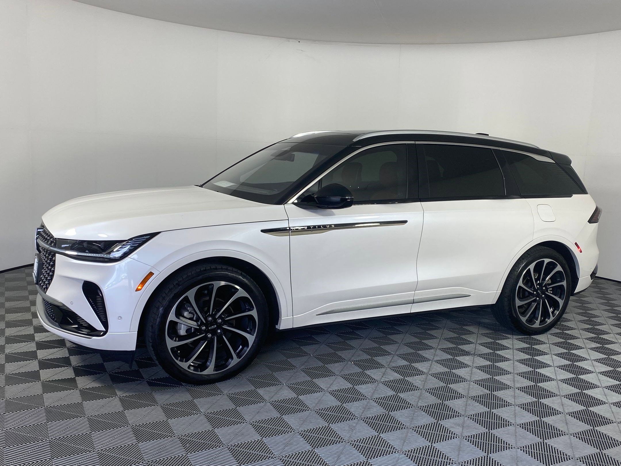 2024 Lincoln Nautilus Black Label's photo