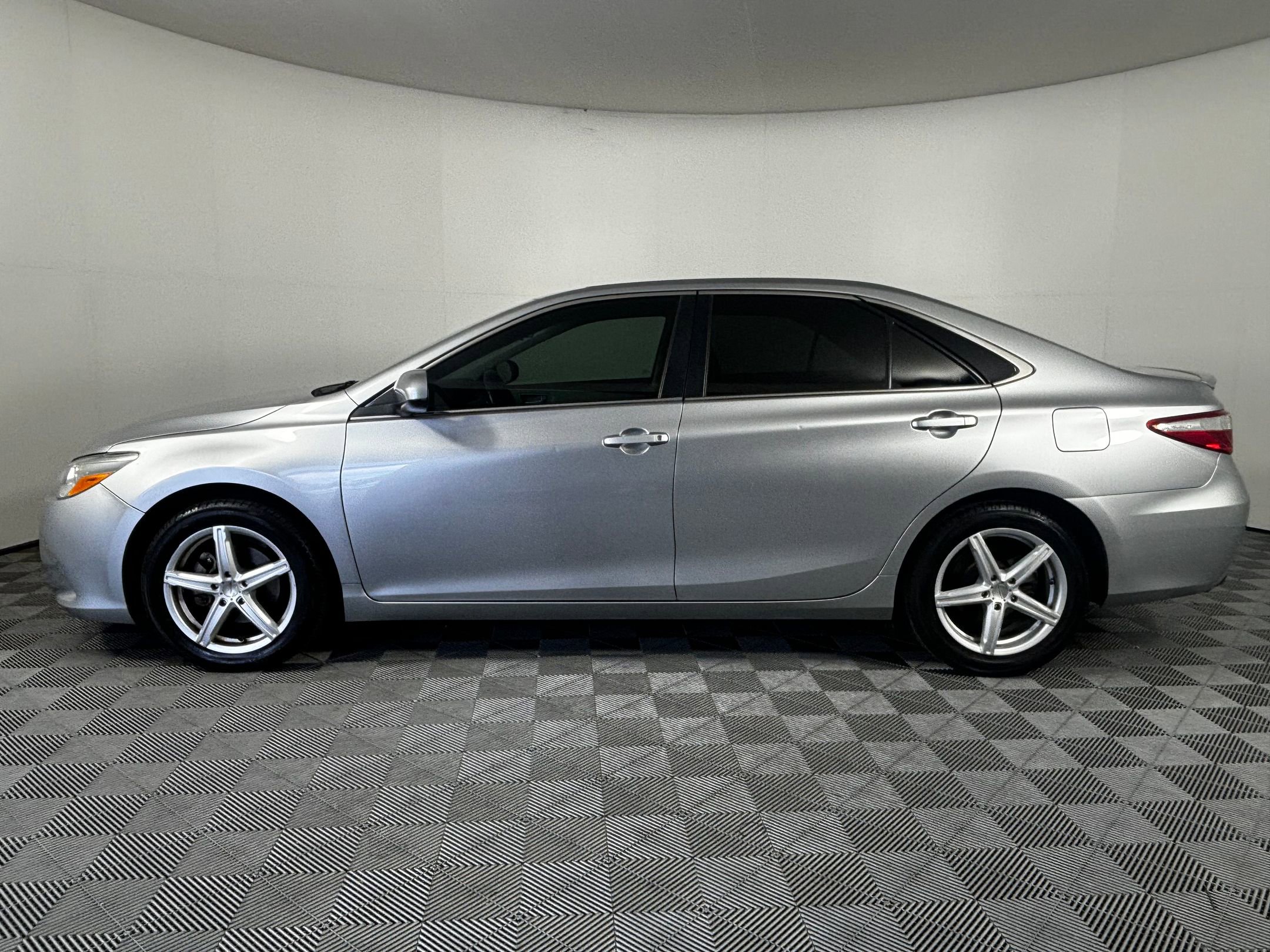2015 Toyota Camry SE photo 2