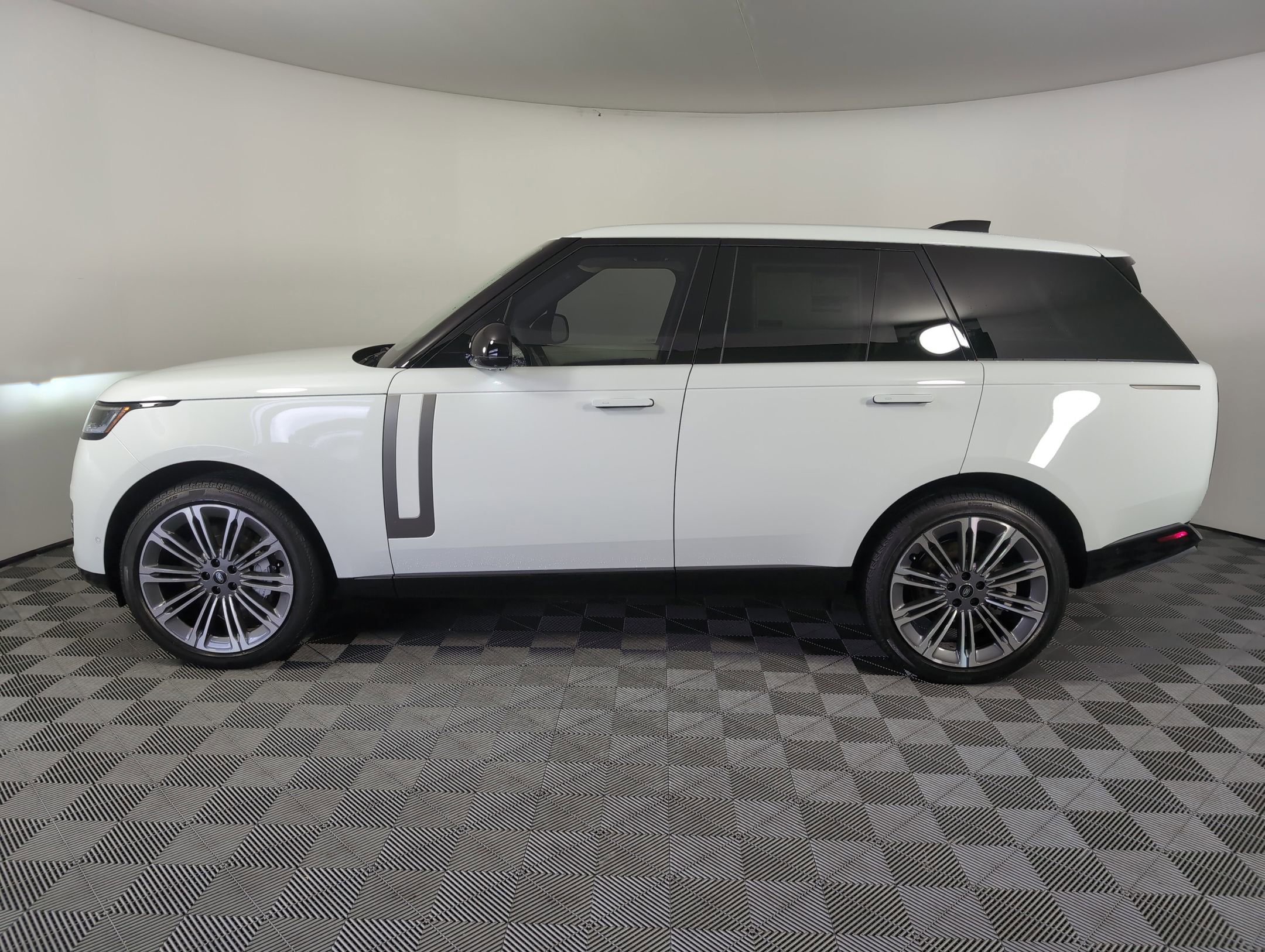 2025 Land Rover Range Rover SE photo 2