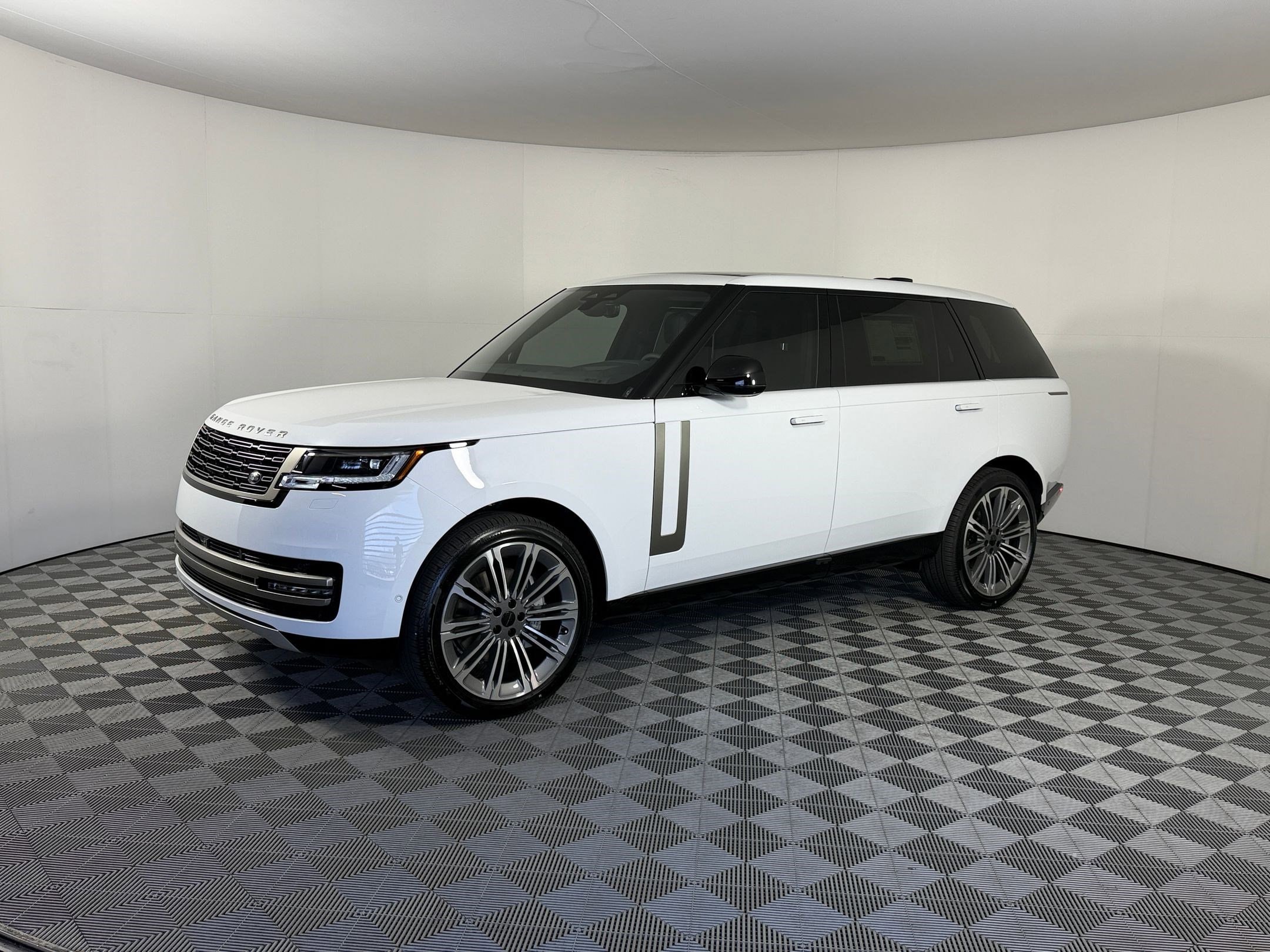 2026 Land Rover Range Rover 3.0 SE LWB 7's photo