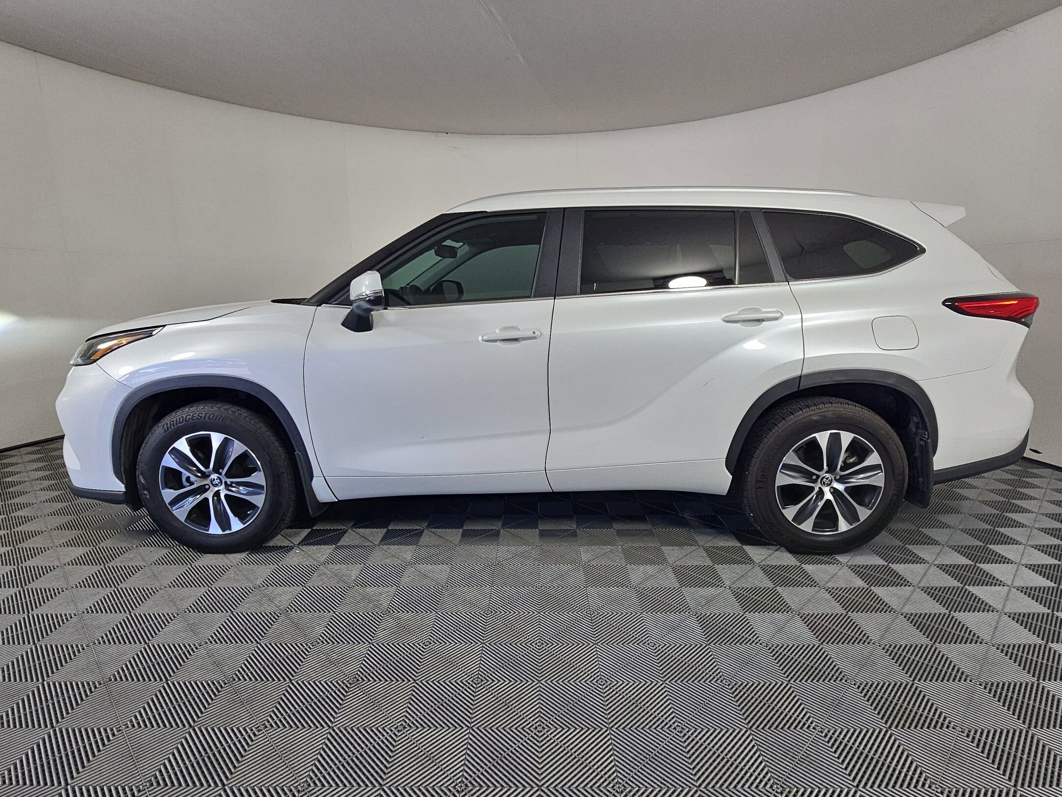 2023 Toyota Highlander XLE photo 2