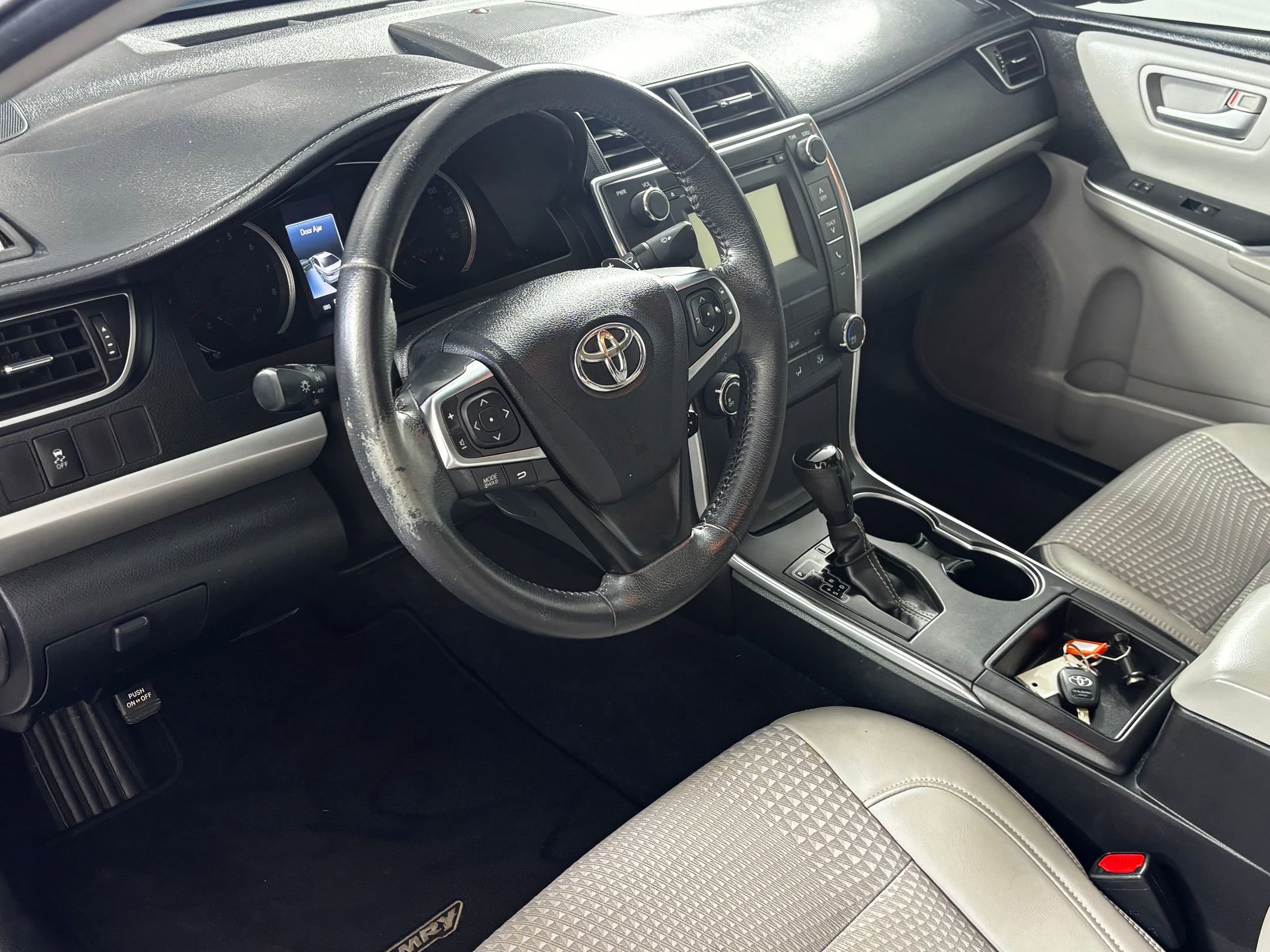 2015 Toyota Camry SE photo 4