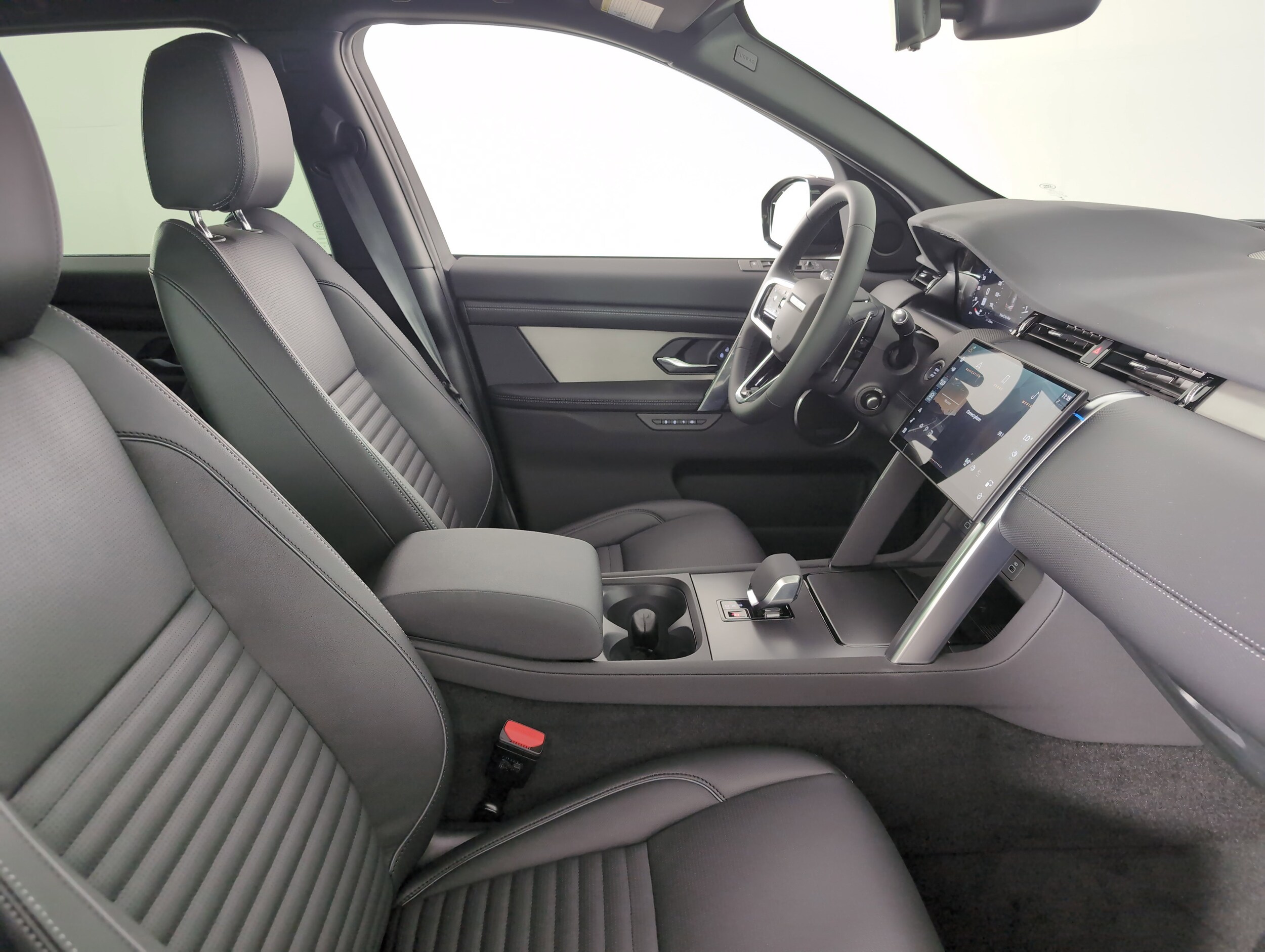 2025 Land Rover Discovery Sport Dynamic SE photo 3