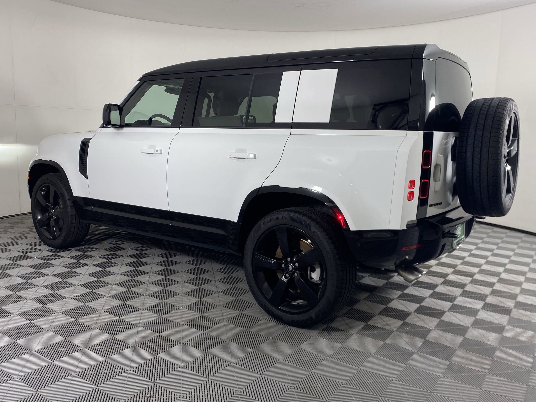 2025 Land Rover Defender 110 X-Dynamic SE photo 3