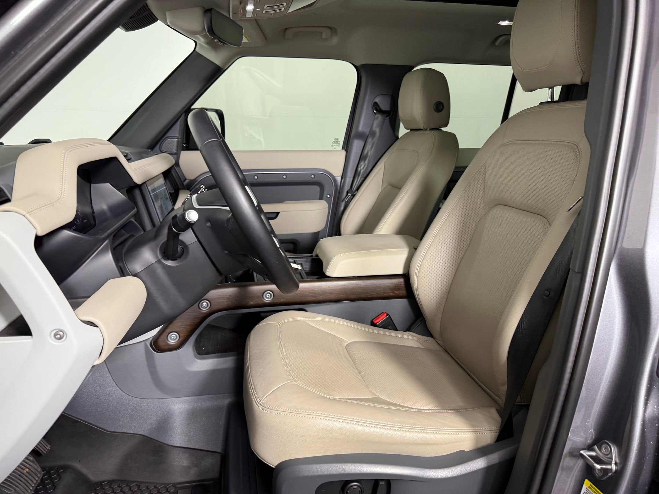 2024 Land Rover Defender 110 S photo 4