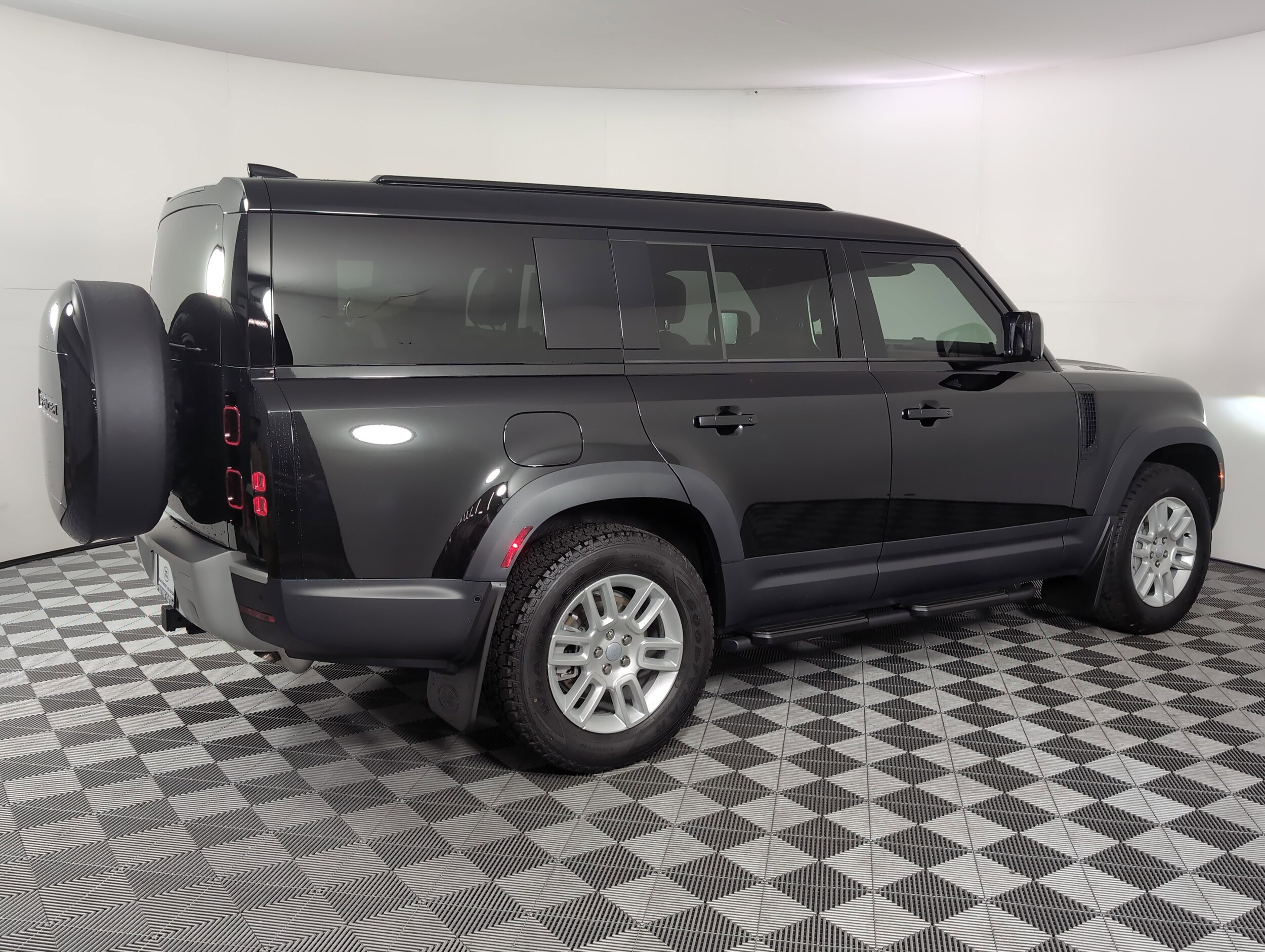 2025 Land Rover Defender S photo 2
